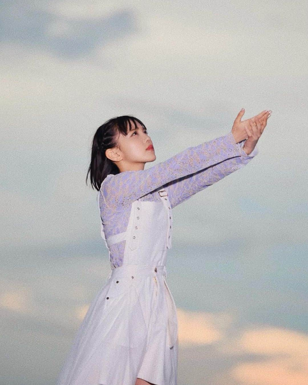 幹葉（スピラ・スピカ）さんのインスタグラム写真 - (幹葉（スピラ・スピカ）Instagram)「🌌✈️🌌  💿2nd Full Album「ナガレボシトレイン」 リリースまであと6日！  TVアニメ「戦翼のシグルドリーヴァ」 EDテーマ✨サヨナラナミダ  心の弱い部分から逃げずに ちゃんと向き合わせてくれた曲  この作品に出会わなければ、 こんなにも切なくて苦しくて こんなにも悲しい気持ちを 知ることができなかったかも  戦いに挑み続ける彼女たちの 涙の先にある気持ちに 心が張り裂けそうになります  私には歌うことしかできないけど それが届くかどうかも分からないけど  これからも大切に 大切に歌っていきたいなぁ  MVは静岡で撮影したよ🌊 撮影終わりに食べたさわやかのハンバーグが 疲れた体にむちゃくちゃ染みたぁ…… 好きぃ………🐃💛  #アルバム #ナガレボシトレイン #3月16日 #発売 #カウントダウン #6曲目 #サヨナラナミダ #戦翼のシグルドリーヴァ  #シグルリ #ED」3月10日 13時13分 - kanbajyanaiyo