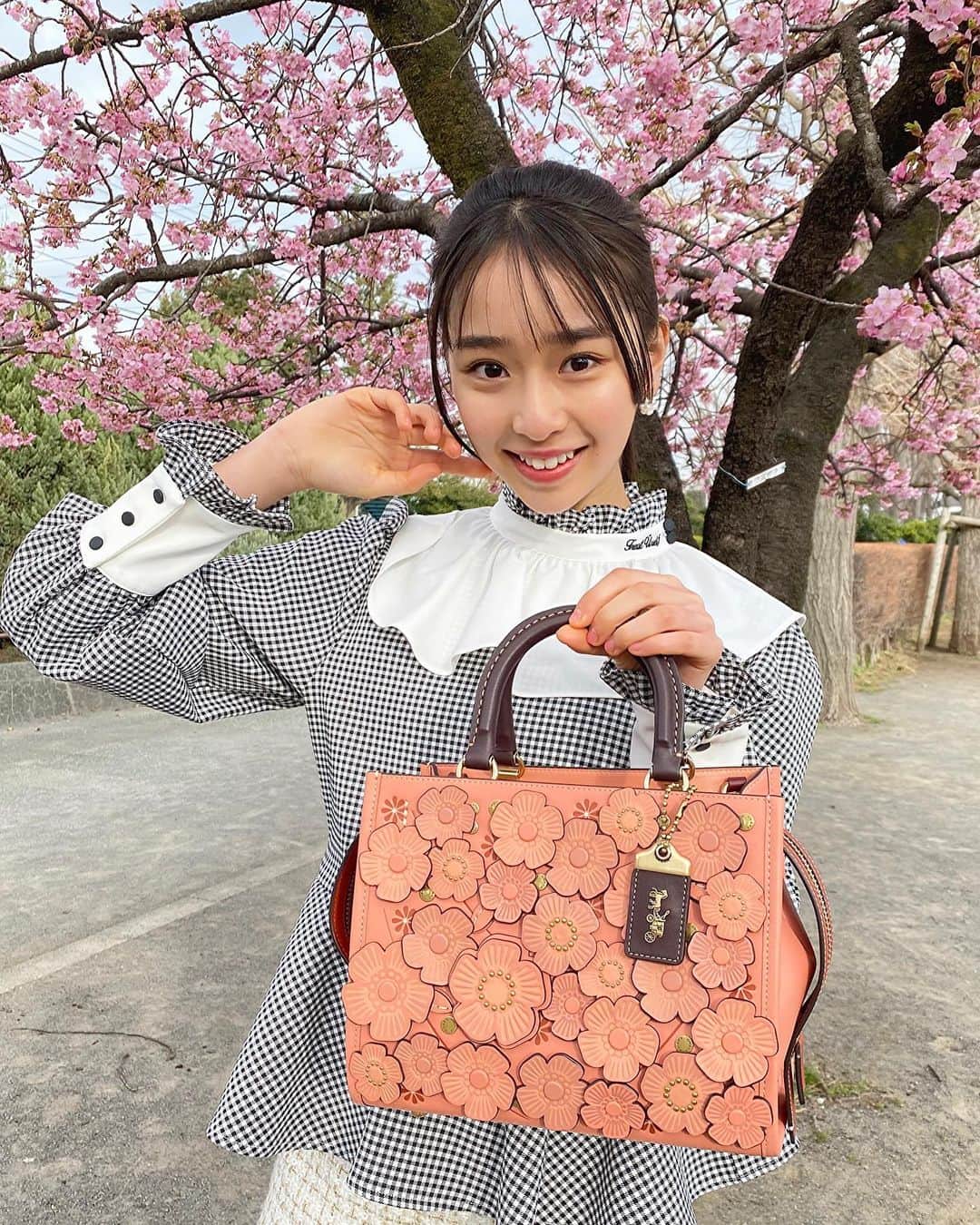 のインスタグラム：「✽.｡.:*・ﾟ ✽.｡.:*・ﾟ ✽.｡.:*・ﾟ  ⁡ 最近少しずつ桜が咲いてきたね~🌸!! ⁡ 暖かくなって桜が満開になったら 素敵なバック持って家族と お花見行きたいな𓈒𓂂𓏸♡ ⁡ ローグ @Coach #CoachNY #TheRogueBag  #藤岡舞衣 #maifujioka #teenmodel #ティーンモデル #fashion #coach #桜 #Flower #bag #spring #春 #08 #jc #jc2 #08년생」