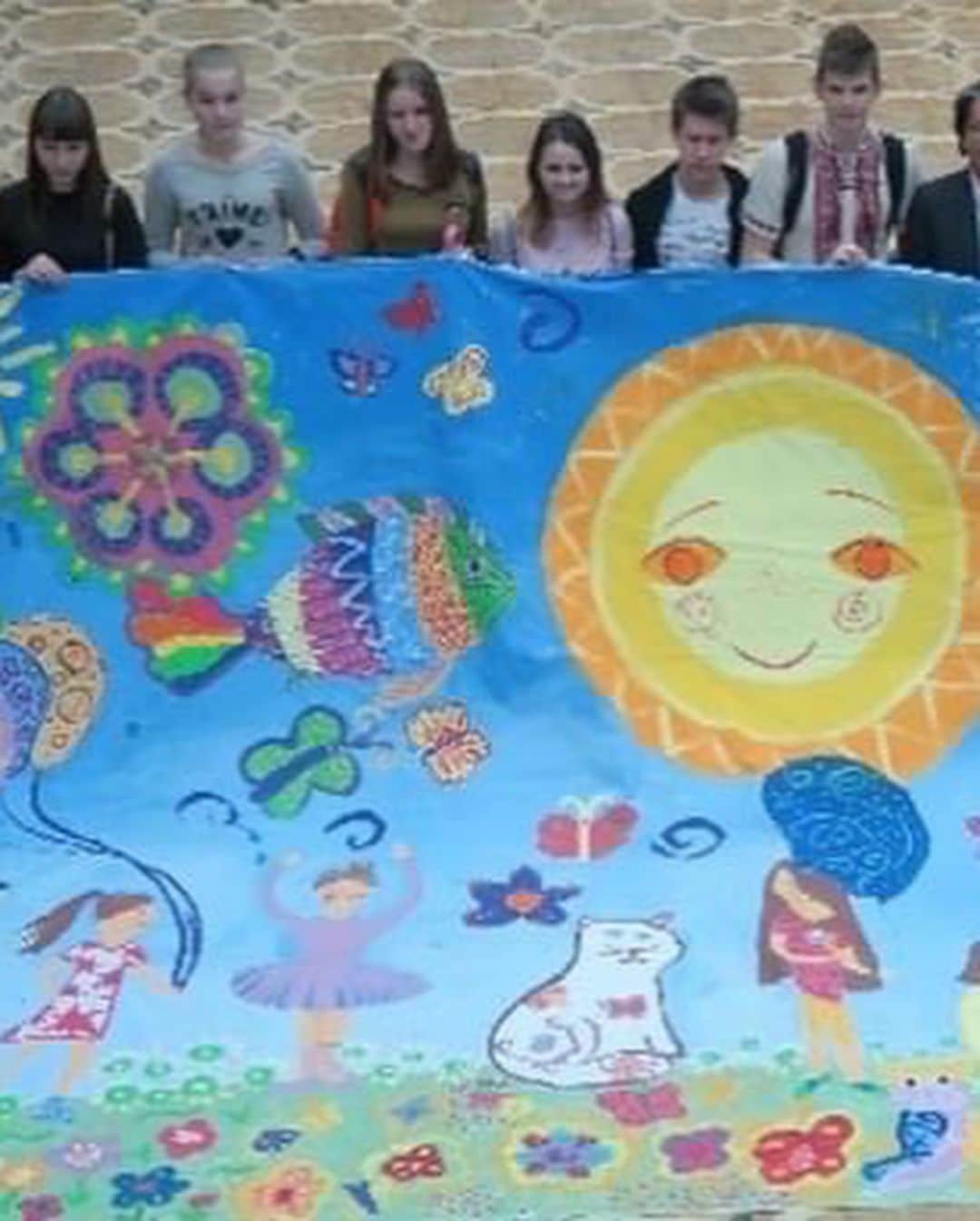 関谷亜矢子さんのインスタグラム写真 - (関谷亜矢子Instagram)「池袋の芸術劇場に明日ウクライナの子供たちの絵👦👧が展示されます。  ギッズゲルニカ。ピカソがスペイン市民戦争に抗議して描いたゲルニカと同じサイズ(3.5×7.8m)のキャンバスに世界の子供たちが平和をテーマに絵を描くプロジェクトで、2017年には東日本大震災復興支援活動の一環として、ウクライナの子供たちが描いた絵が日本に贈られ、保管されていました。  明日は晴れの暖かい日になりそう。お時間あったら、陽光差し込む一階のスペースにお立ち寄りください🌸12時から17時までです。  #kidsguernica  #kidsguernicaukraine  #キッズゲルニカ #peaceforukraine  #stopwar  #東京芸術劇場」3月10日 14時02分 - ayakosekiya.516