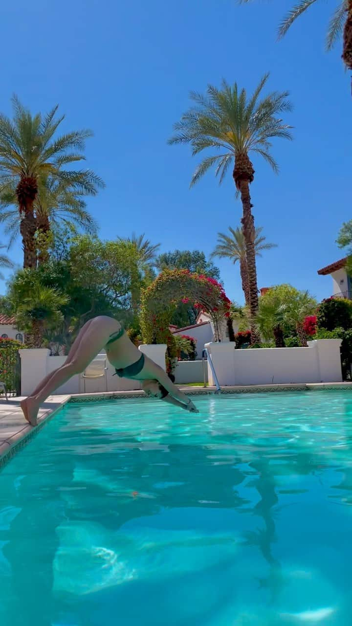 矢吹春奈のインスタグラム：「Diving into a pool is one of my favorite thing to do. It just makes me feel fresh❣️ I love it 😆☀️ Filmed by 🐝💕 3🔹9🔹22 #palmsprings」