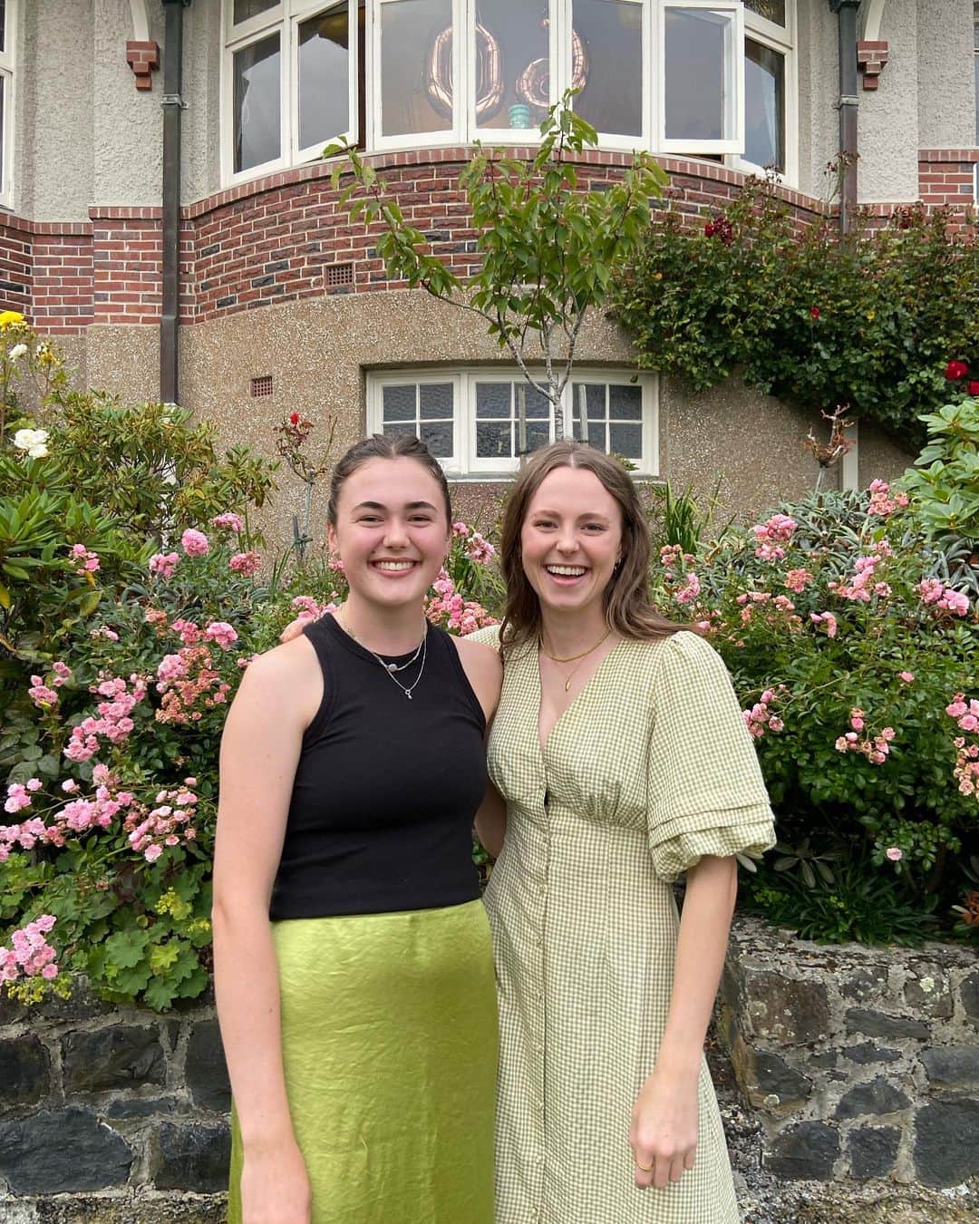 Anna Grimaldiのインスタグラム：「Abs 💚  Happy birthday! 19 years of having you as a best friend! 👯‍♀️」