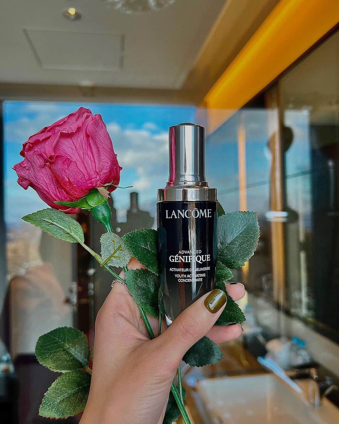 ソンイのインスタグラム：「自分に自信を持てるように🌹 自分を愛してセルフケア楽しもう🧖🏻‍♀️❤️  毎年3月8日は国連が定める、女性の自由と平等を祝う大切な記念日の「Women’s Day(国際女性デー)」🌹  女性のライフスタイルの変化が訪れても、キャリアや夢や好きな事を諦めたくない😌  どんな環境でも自分に自信を持てるように、 内側から輝けるように、 自分を愛してセルフケア楽しむ事をとっても大切にしています🌹  ランコムは女性の美と自信に向き合うブランドとして、より多くの女性が自信を持ち幸せな未来を切り拓いていくことをサポートしてくれているんです✨  ジェニフィック アドバンスト Nは美肌菌を通じたバリア機能を強化してゆらぎにくい肌へ導いてくれるの😌 肌に自信を持てると自分らしくポジティブな気持ちでより輝けるから私のセルフケアで1番力をいれています💎✨  3月は冬の乾燥や紫外線・花粉などの外的ストレスがたくさんあって肌が敏感なゆらぎ肌になりやすいよね😭 肌不調を乗り越えて自信の持てる春を迎えようっ🌸💗🌸💗  #ランコム #ジェニフィック #国際女性デー」