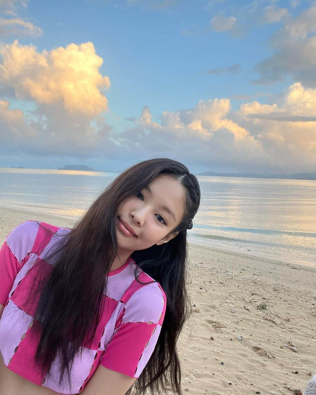 ジェニーさんのインスタグラム写真 - (ジェニーInstagram)「Pink hawaiian girl 💕」3月10日 15時44分 - jennierubyjane