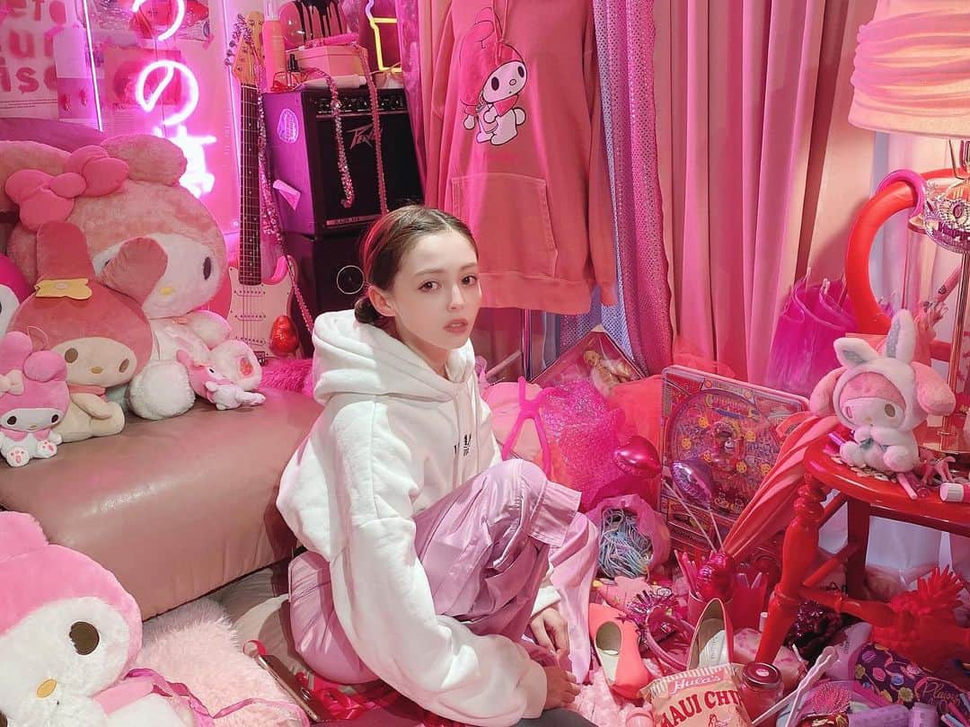 TORICOのインスタグラム：「新宿の歌舞伎町のど真ん中に  テーマパークみたいな期間限定ショップを作りました🖤  MEEWEELAND新宿です🖤  『新宿在住の架空の女の子』 の部屋をテーマにInstagramスポットを作成しました。  架空の女の子の部屋の住人になりに来てください🖤  MEEWEELAND新宿 会場 : 『人間レストラン』　東京都新宿区歌舞伎町1-13-11 甲斐ビル 4F  開催期間 : 3/9（水）〜4/3（日）（3/14・3/28は定休日）  営業時間 : 14:30〜21:00（時間変更の場合があります）  3月下旬にはLANDbyMILKBOY取り扱い店舗でも 『My Melody × MEEWEE × LAND by MILKBOY』トリプルコラボレーションアイテムを販売開始🖤  #MEEWEELAND新宿 #LANDbyMILKBOY #MEEWEE #期間限定ショップ #アパレル #カフェ  @landbymilkboy  @ningenrestaurant」