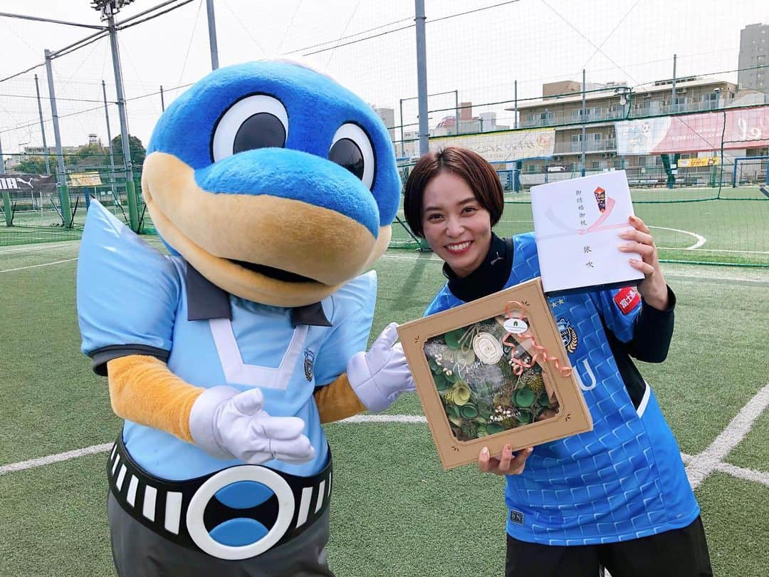 依吹怜のインスタグラム：「川崎フロンターレ🔵の新ユニフォームを着て、来年度の番組収録。  4月からも引き続き 毎日体操の先生やらせて頂きます🙋🏻‍♀️🤍  頑張り屋さんで地域の人気者のフロンタと いつも温かく迎えてくれる優しくて大好きなスタッフの皆様♡  今更ながら最近やっと挙げられた結婚式のお祝いまでして頂きました🥲🌸  沢山の方の支えがあって日々仕事ができていることに感謝です。  頂いた優しさは大きくして、私も誰かにプレゼントしよう💖  さ、明日からも健康第一💪」