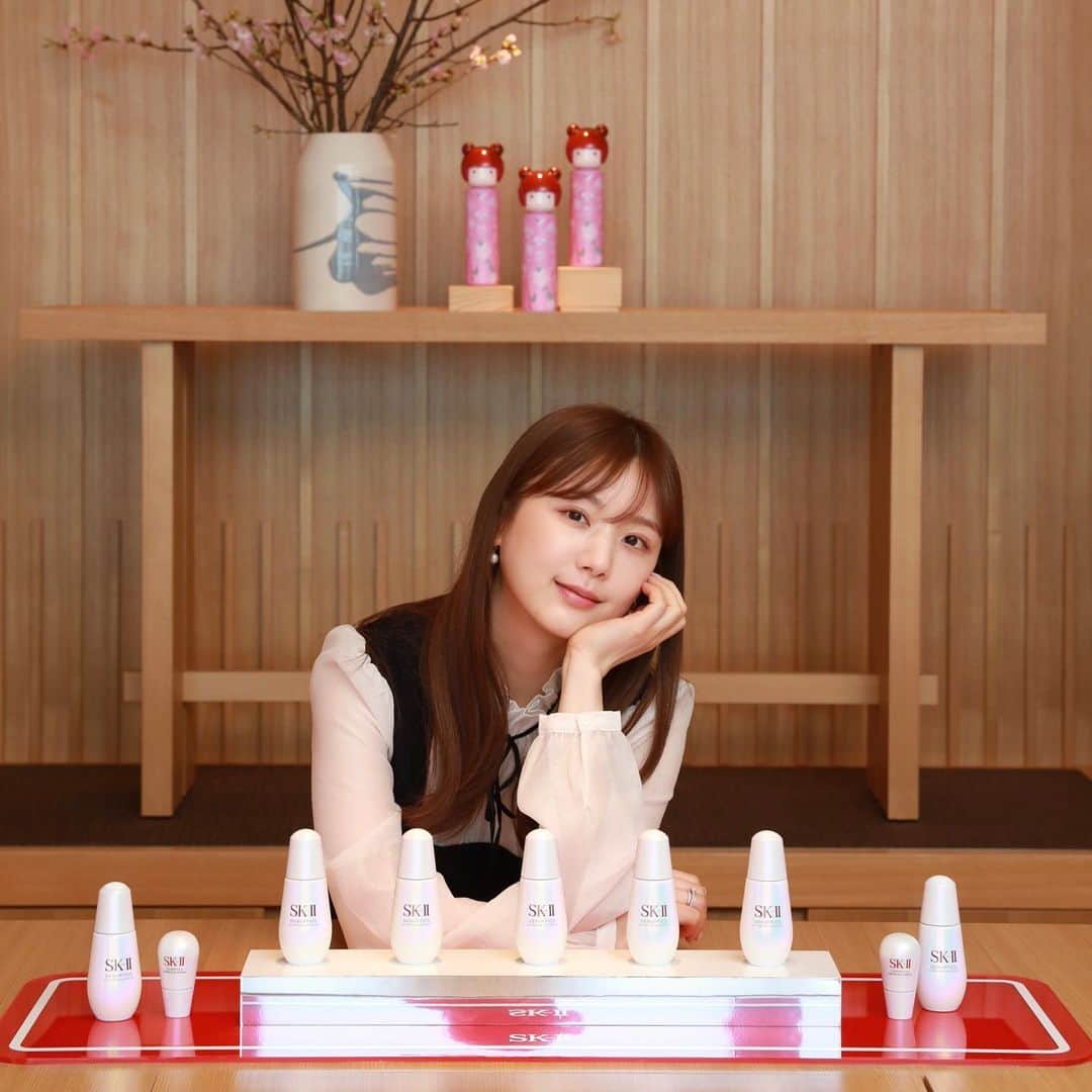 ひよんのインスタグラム：「👸🤍  SK-Ⅱさんにご招待いただいて、 パワーアップした新製品の体験をいち早くさせていただいたよ💓 今回は #ジェノプティクスウルトオーラエッセンス と #ジェノプティクスアンダーアイサークル ✨ 美白美容液と目元美容液のふたつだよ😍❣️  オーラエッセンスは "肌曇り"の悩みを解決してくれて パッとした肌にしてくれるの😆✨ アイサークルは茶クマ、青クマどっちにも効果があるみたいで、 くるくる優しく摩擦レスでマッサージできて、 花粉の時って目を掻いちゃうから本当必需品だ🥺！ どっちも肌馴染みがよくて朝晩使えるのもよき☺️👍 化粧水→目元美容液→美肌美容液の順番で使うよ🤓  あと、ミニマジックスキャンで肌診断をしてもらったのだけど、 嬉しいことに21歳だったの😍😍😍 29歳からしたら嬉しい数字🤣笑 新しいアイテムも取り入れて、 これからも肌管理がんばります😝💪✨  #SKII  #pr #skincare #ピテラ #スキンケア#ひよん」