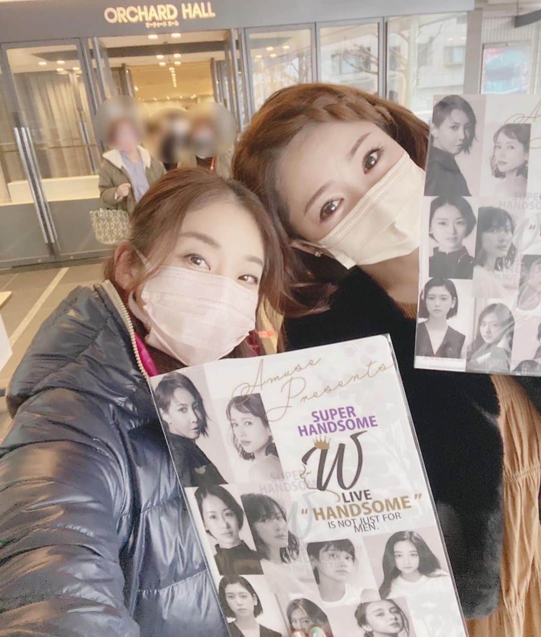 近藤英恵のインスタグラム：「国際女性デーの3月8日✨ひろちゃんとハンサムウーマンLIVEへ💛  柚希礼音さん、美しくてゴージャスでとても素敵でした✨愛希れいかさんとのデュエットダンス…✨👏👏👏  アミューズの女優さんたちのキラッキラのビューティーと才能を浴びまくったひとときでした✨  #superhandsomewlive #handsomewoman #ハンサムウーマン#国際女性デー #柚希礼音さん #👏#素敵だったなぁ#💛#毎年やって欲しいな#🌈#🤩🤩🤩🤩🤩🤩❤️❤️❤️❤️」