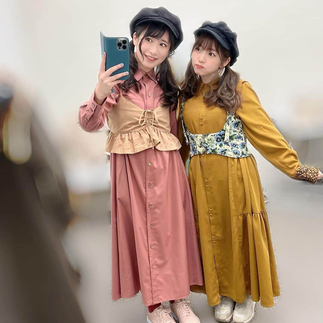 加藤一華のインスタグラム：「. 🌸いちどみ🌼 リンクコーデ👭  持ってる服で 似てるものを探したら なかなかいい感じに☺️💖  #いちどみ #双子コーデ  #リンクコーデ  #シミラールック #推しペア投票 #第3回推しペア投票 #春っぽい #春コーデ  #春服コーデ  #ボンボンの髪長め低身長コンビ #一丁前にタグ付けしてるけど #ワンピースとビスチェはどちらも #古着屋さんでゲット🏷笑 #プチプラコーデ #ootd #低身長コーデ」