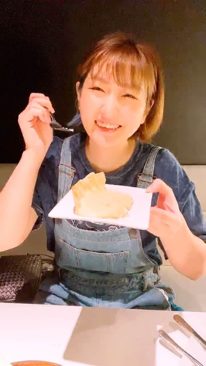 吉田実紀のインスタグラム：「わたしの食してる顔を見てください。  #食べてるだけ #美味しそうに食べる」