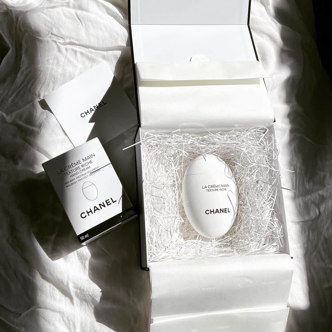 よしかわはるなのインスタグラム：「. . CHANELのハンドクリームたまごみたいで可愛い🥚  これつけてると、みんなにいい匂いするって言われる😳💗 つけた後のベタベタ感全くなくて、さらさらもちもちになる！  ハンドクリーム迷った時はおすすめ😌🍀  @chanel.beauty #ハンドクリーム #chanel #ゴルフ女子 #サロンモデル #名古屋サロモ」