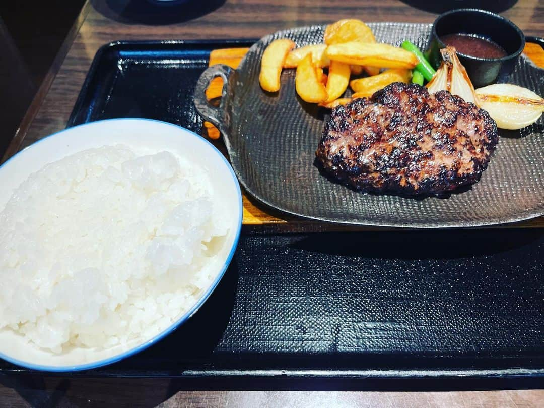 江口拓也さんのインスタグラム写真 - (江口拓也Instagram)「ハンバーグとコロッケめちゃくちゃ美味かった🥺  #ハンバーグ　#コロッケ　#ご飯大盛り無料」3月10日 17時24分 - takuyaeguchi81