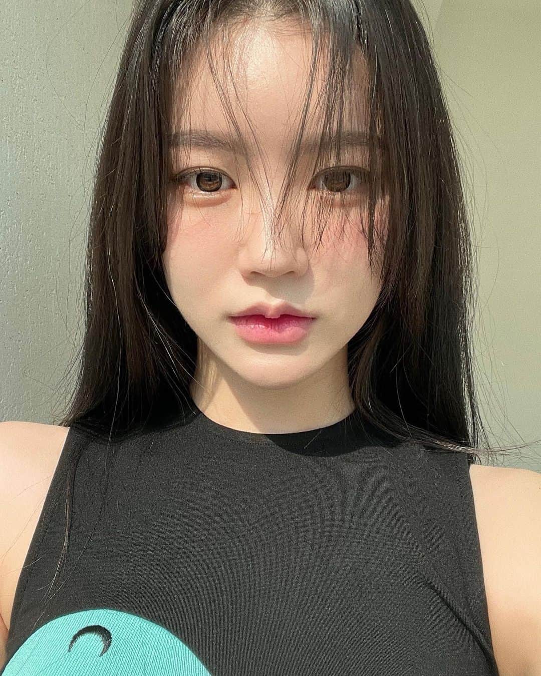 イ・ミンジュのインスタグラム：「날씨가 좋아서🦕💘 #selfie 🤳🏻」
