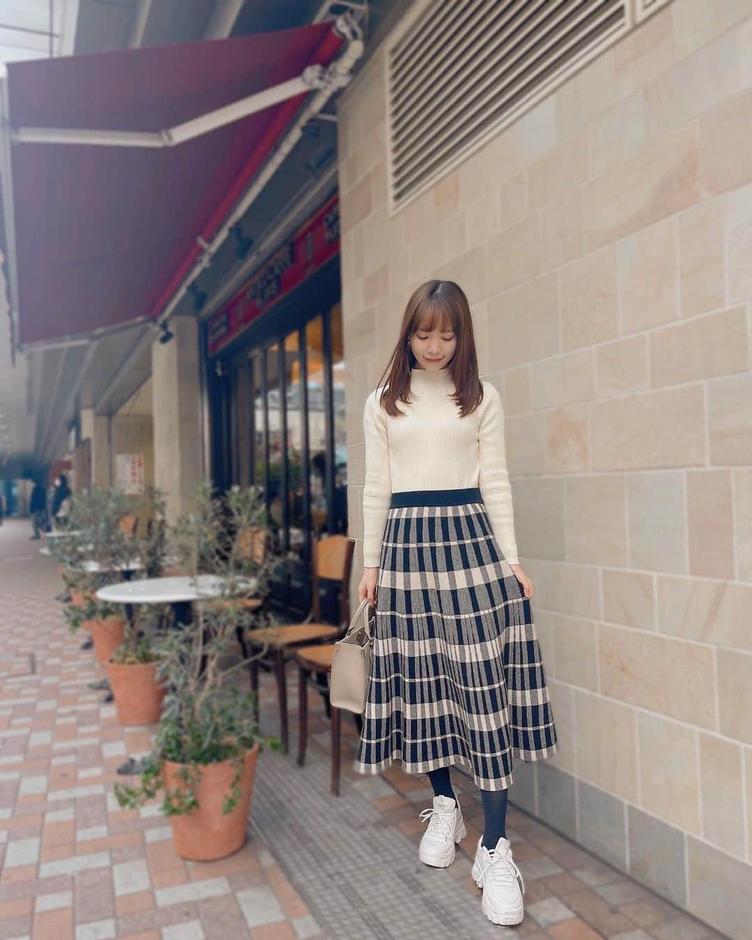 のインスタグラム：「. . まだまだ寒い日が続いてるので ヒートテックやタイツが欠かせない。 カイロも沢山消費しています。笑  明日はNHKBS1 21:00〜「大相撲どすこい研」OA🕊 奥が深い技能賞がテーマです。  ずっと出演したかった番組で、 収録も幸せすぎました😭！！！！  相撲ファンの方は勿論、 相撲の事詳しくないよ〜という方も 楽しめる内容になっていると思います！ 私自身も収録から物凄く楽しかったです。笑 観て下さると嬉しいです🌿 . . #大相撲どすこい研 #山根千佳 #maisondelyla #メゾンドライラ #スカート #スカートコーデ #outfit  #チェックスカート #ニットスカート」