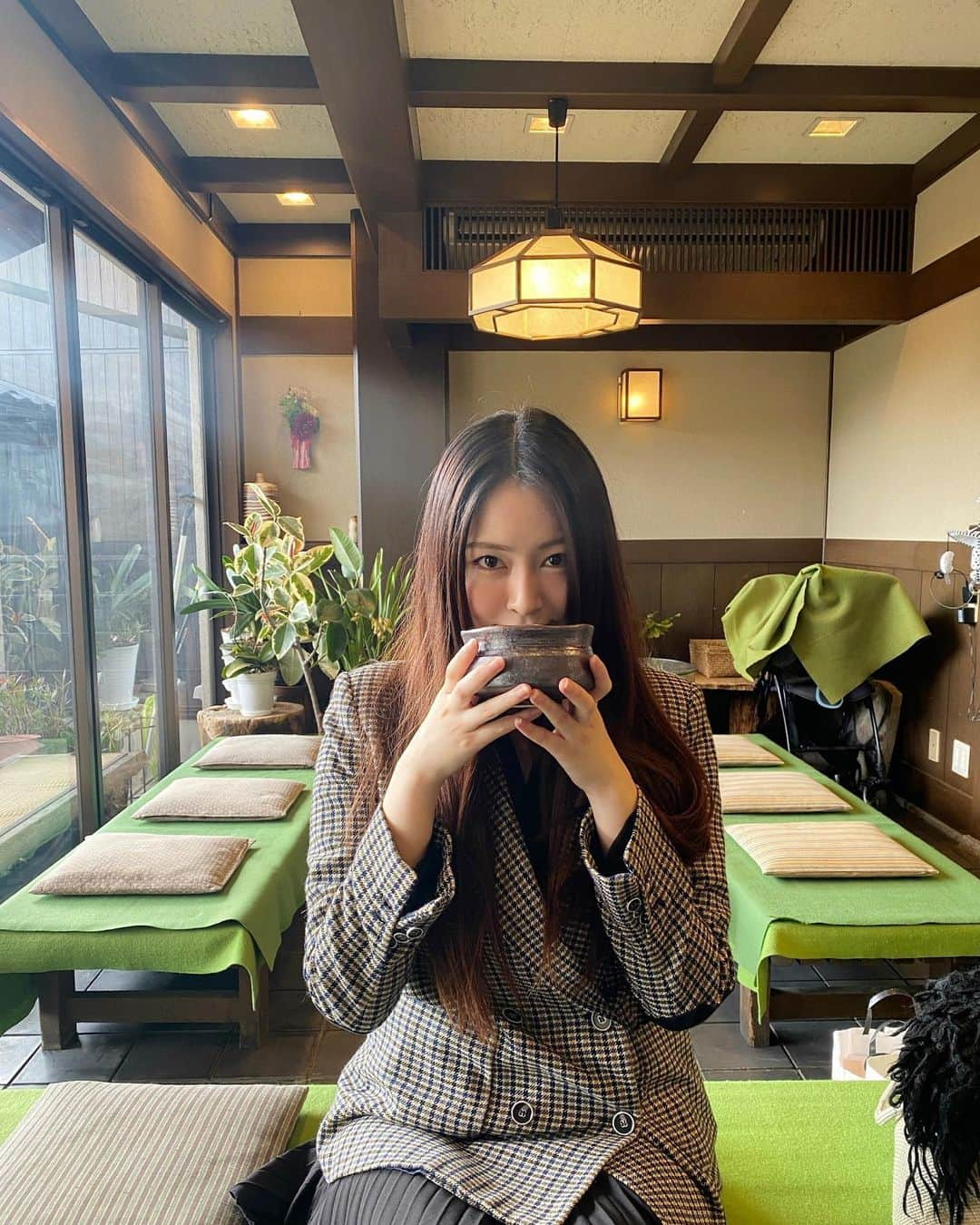 小柴綾香のインスタグラム：「A short tea break in Kyoto 🍵 弾丸出張の合間のティーブレイク。 数年前に、ひとりで1週間くらい地図片手に京都のお寺巡りをしたのがとっても楽しかったなぁ。」