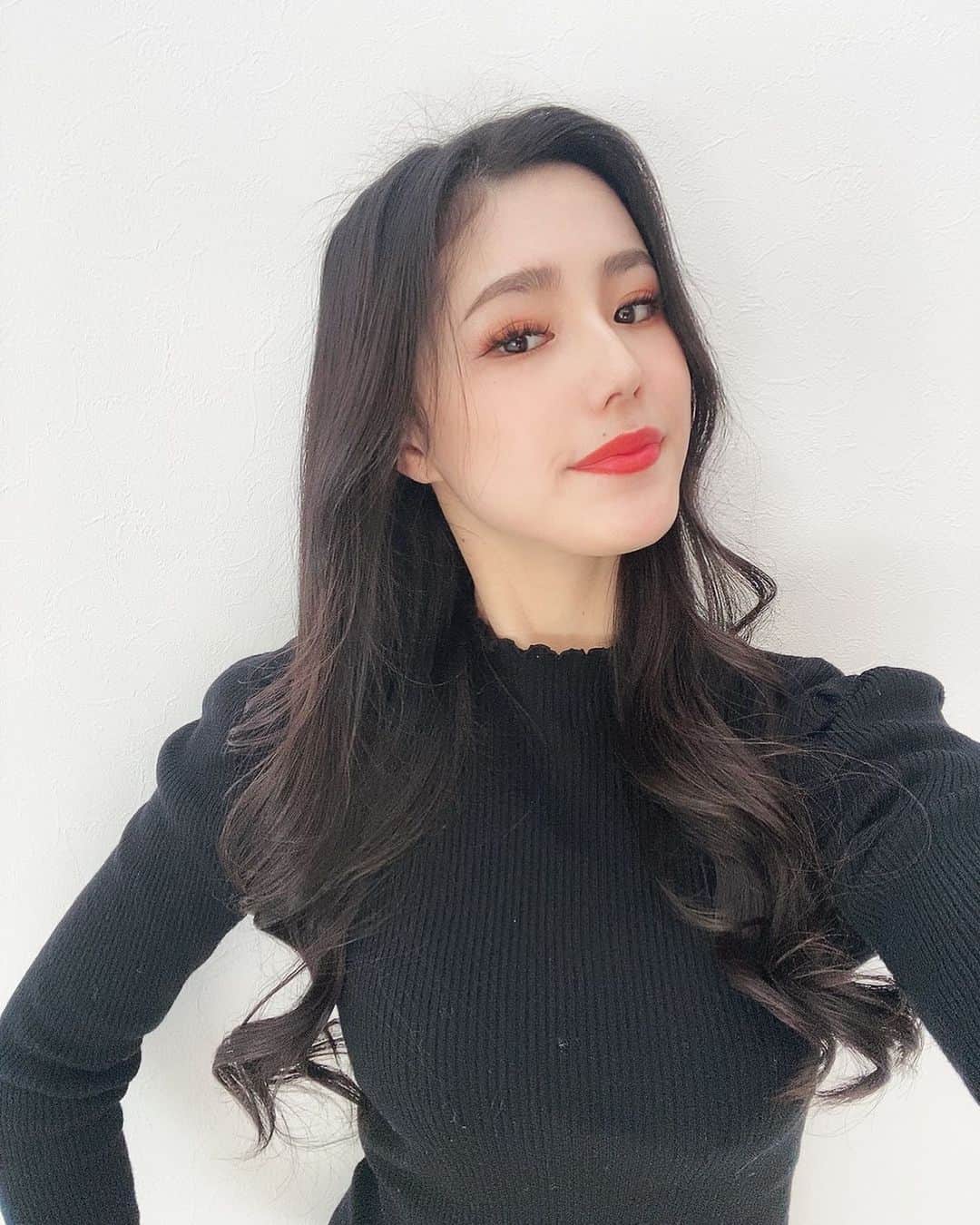 真木しおりのインスタグラム：「カラコン無し👀  今日はとても暖かくて アウターなしでも全然余裕やったなぁ🤤  みんなもうアウター着ない？😳😳  #黒髪#巻き髪 #ロングヘア #black #rq #レースクイーン #셀카 #셀피 #셀스타그램」
