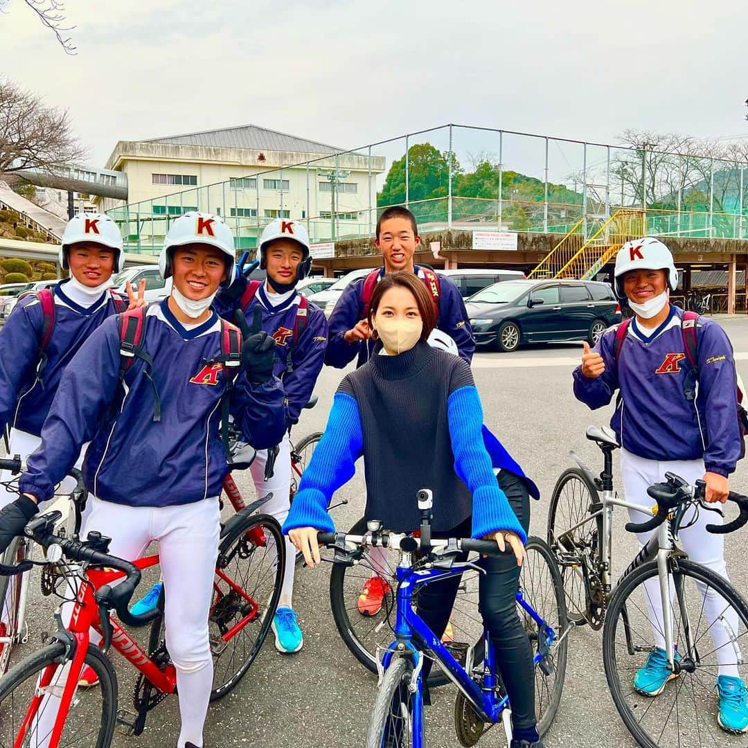 ヒロド歩美のインスタグラム：「高知高校⚾️ 学校から野球グラウンドまで20分ほどの距離を自転車で移動する野球部！練習グラウンドは山の上にあります．つまりラストスパートはものすごい坂を登るのです💦脚を地面につけてはいけないというルール．「ヒロドさんもやるでしょ？」と濱口監督は言いました😳ということで私も挑戦…🚲 この5人の皆さんが守ってくれました☺️ 途中すれ違う人に必ず挨拶をする皆さん！だから地元の方に愛されるチームになるのだと実感しました！挨拶は気持ちが良いですね✨ この取材の様子はバーチャル高校野球にある動画特集でご覧ください👀  #高知高校」