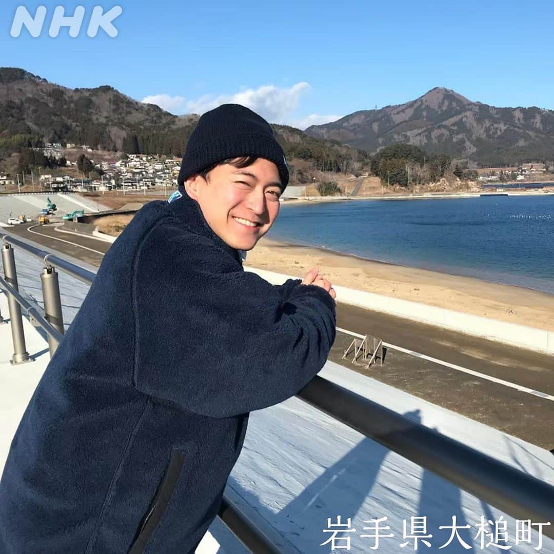 あさイチさんのインスタグラム写真 - (あさイチInstagram)「みなさん、お久しぶりです。 アッキーこと、篠山輝信です。  今年も東北の旅に出かけました。  11年経って防潮堤や多くの家は完成しましたが、 その新しいまちでの暮らしはようやく始まったばかりです。  コミュニティをどうつくっていくか、 生業をどうするのか、 そして何より、 大切な人を失った人の心の傷は 何年経ったからどうとくくれるものでは決してありません。  そういう景色からだけではわからない 『東北の今』を これからも僕は旅を続けながら 丁寧に伝えていきたいと思います。  あさイチ、来年も旅に行かせてくれるといいなぁ。 よろしくね。  ------------- （スタッフより） BSプレミアムでアッキーの東北旅が放送されます。 ●3月11日 後10:00〜 BSプレミアム 「バスで！列車で！篠山輝信×震災11年の東北旅」 ぜひ、ご覧ください。  #アッキー #東北旅 #篠山輝信 さん #東日本大震災から11年  #博多華丸 #鈴木奈穂子 アナ  #nhk #あさイチ #8時15分から」3月10日 18時36分 - nhk_asaichi