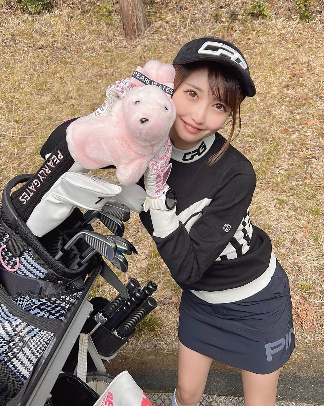 のインスタグラム：「. ゴルフの相棒ができた💓 うさこ🐰💓 . バイザーとトップスは @cpggolf_official 🖤 柔らかくて動きやすかったし、形も綺麗🏌️‍♀️✨ このバイザーは後ろがゴムでふわふわしてて気持ちよくてすき☺️🖤 . スカートは @pingapparel_japan 🖤 サラッとしてるし、サイズ感も好きで黄色もげっとしたんだ〜☺️ . モノトーンコーデな日でした⛳️🖤🤍 . #cpggolf#cpg#cpgapparel#golf#golfwear#ping#pinggolf#pingapparel#pearlygates#golfswing#golflife#golfaddict#golfshot#golfer#fashion#fashionstyle#シーピージー#シーピージーゴルフ#ピン#ピンゴルフ#ゴルフ#ゴルフウェア#ゴルフ女子#メイプルポイントゴルフクラブ」