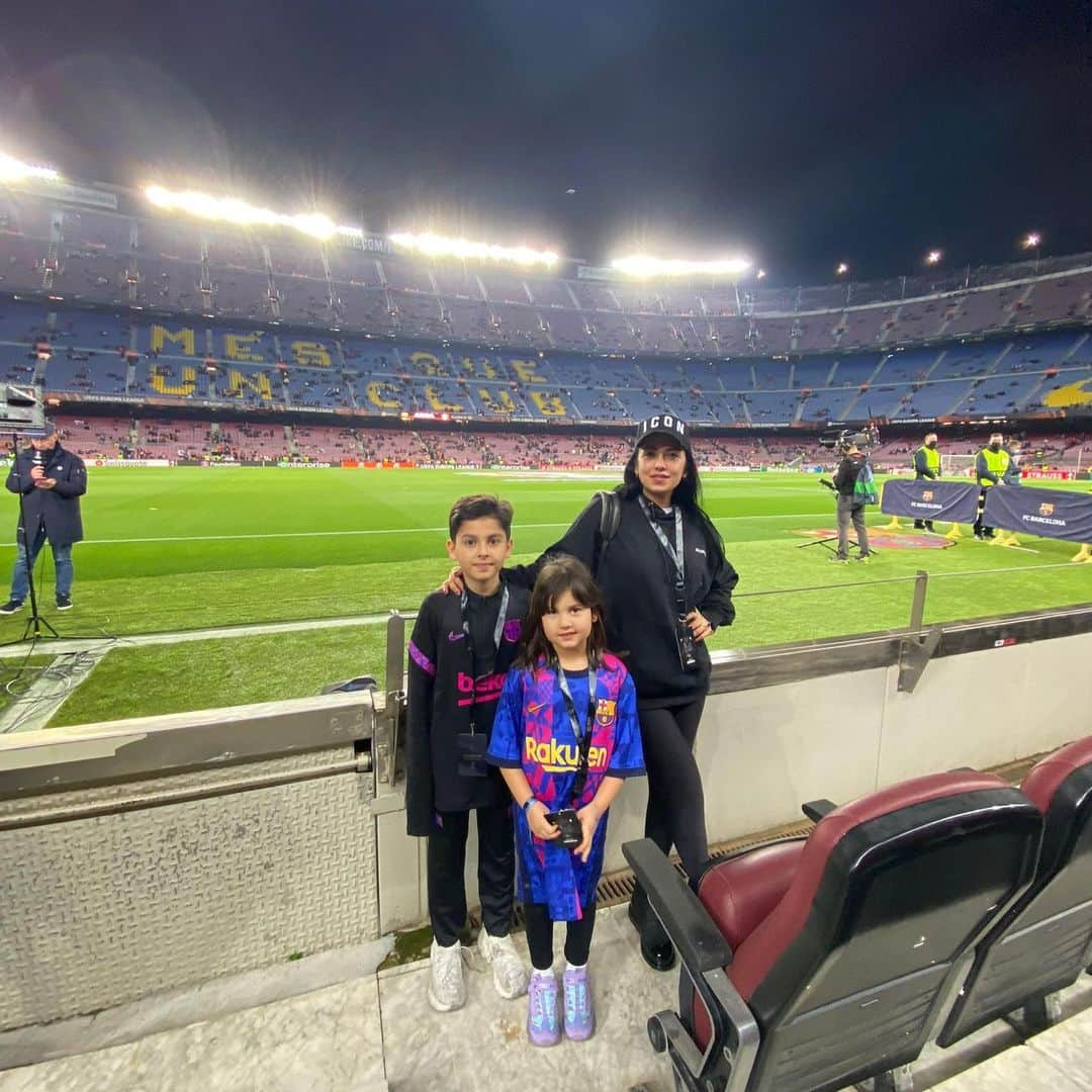 ヤシン・エズテキンさんのインスタグラム写真 - (ヤシン・エズテキンInstagram)「Camp nou… 🇪🇸Barcelona- 🇹🇷Galatasaray @mucella.oztekin  @mirackaanoztekin  @selmahiraoztkin」3月11日 4時25分 - yasinoztekin