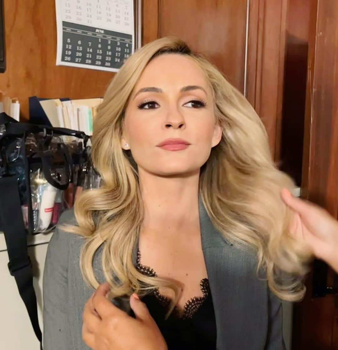 リンジー・ゴートのインスタグラム：「shout out to the amazing women who help me transform from a troll doll into a barbie doll every day. @sharpmakeup @reidcheryl @icurenudity i couldn’t do it without you! (literally. i’ve tried. i looked terrible) #allrise #allriseown @allriseown @warnerbrostv @owntv #womenshistorymonth」