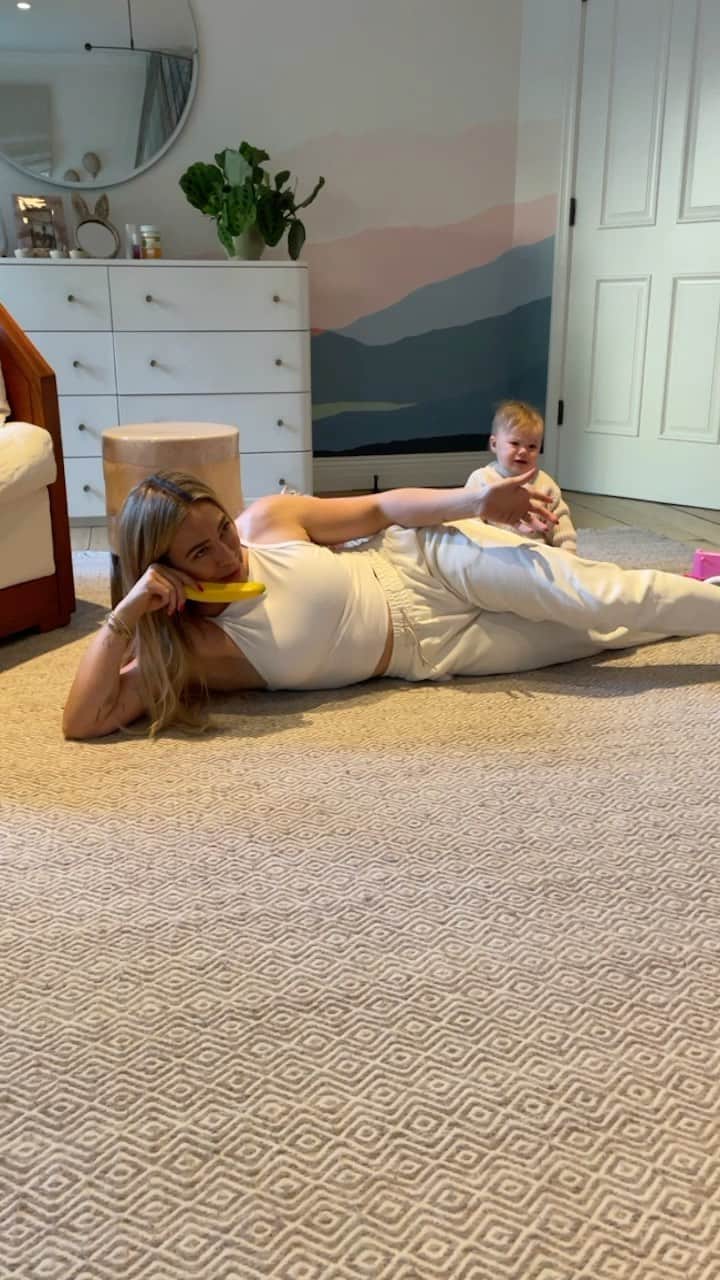 ヒラリー・ダフのインスタグラム：「Gettin shit done today 🍌📱」