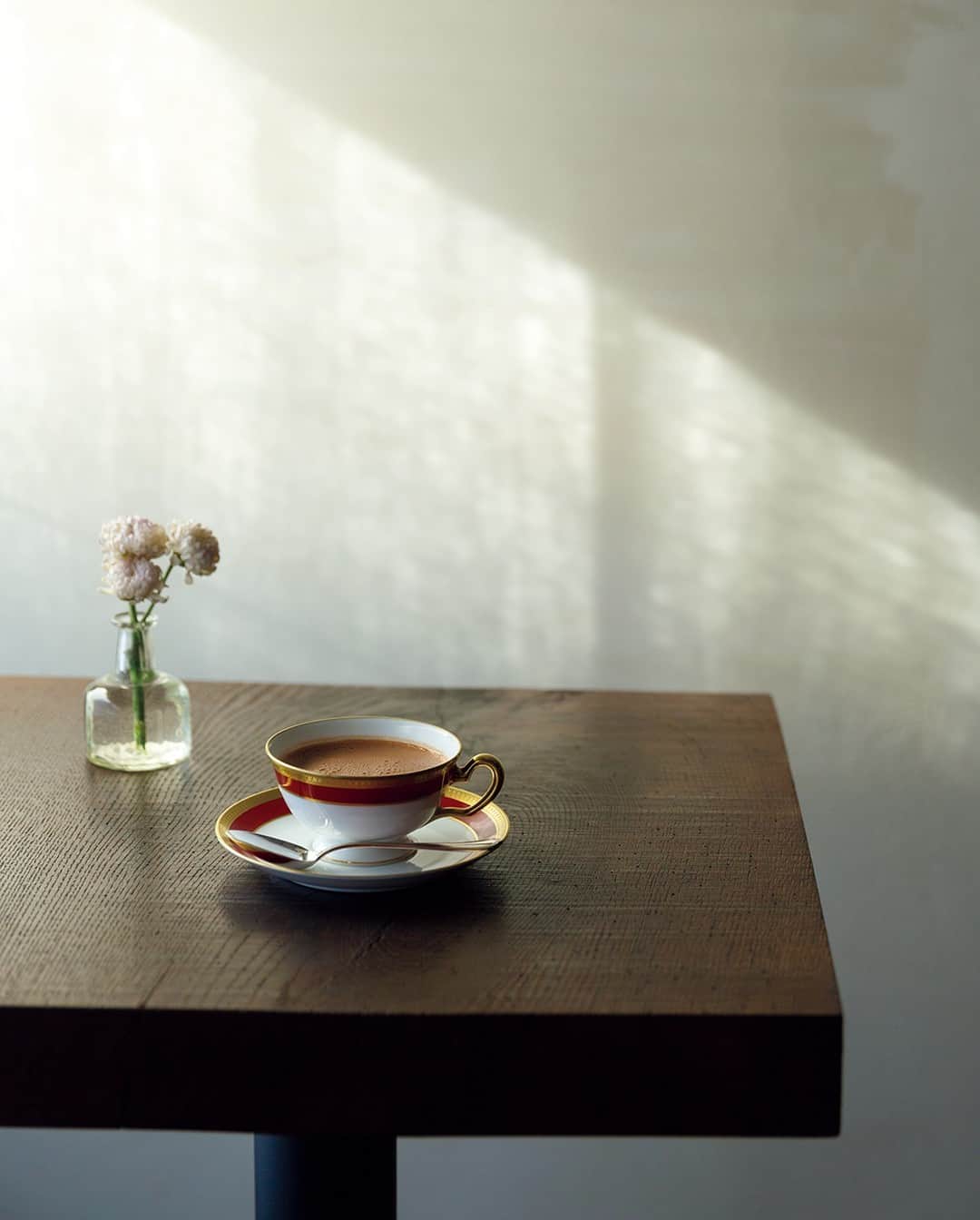 &Premium [&Premium] magazine.さんのインスタグラム写真 - (&Premium [&Premium] magazine.Instagram)「最新号「喫茶店、100のこと」発売中。東京・蔵前『蕪木』では、フランボワーズの香りがするという「マダガスカル」のホットチョコレートを。フランボワーズのオードヴィーをブーストすれば、甘酸っぱい香りがふわり。 photo : @abikosachie #andpremium #アンドプレミアム #喫茶店100のこと #kissaten100 #蔵前カフェ #蔵前喫茶店 #蕪木 #ホットチョコレート #hotchocolate #cafe #japanesecafe」3月10日 21時01分 - and_premium
