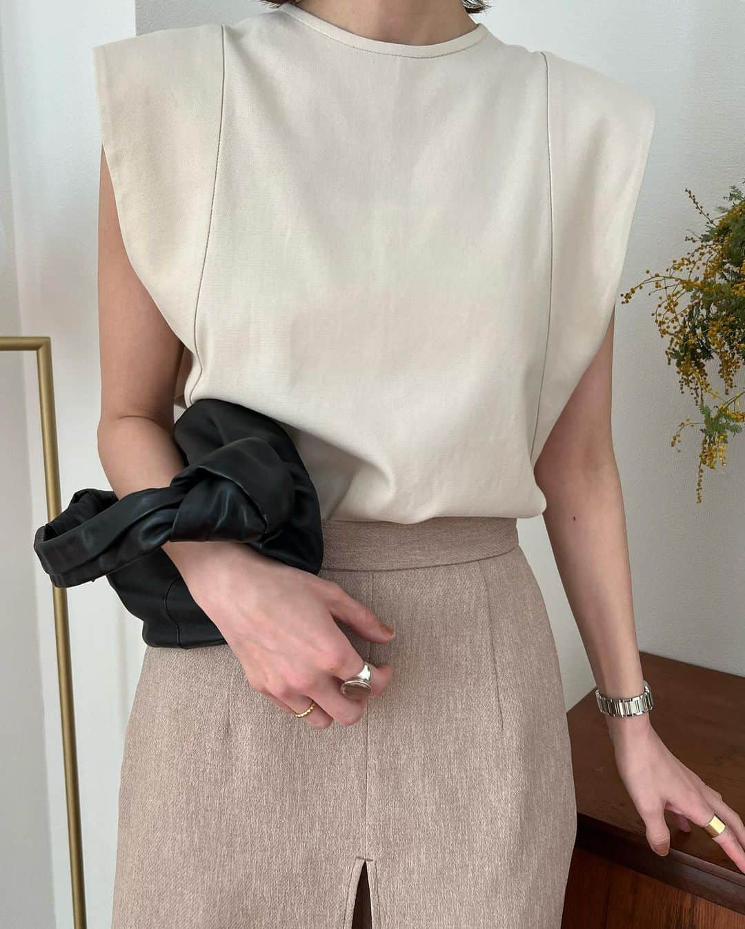 松本恵奈さんのインスタグラム写真 - (松本恵奈Instagram)「大きくラウンドした袖が特徴的なノースリーブトップス♡ノースリーブですが、ラインにこだわり、二の腕が程よくカバーされるデザインに仕上げました。このTOPSはベーシックアイテムとして必ずクローゼットに入れておきたいアイテムの一つです⚪️なんだったら全色あっても絶対使えるくらいオススメだよ！笑 身幅もゆとりがあり、ヒップにかかる丈感なので、インスタイルもアウトスタイルもコーディネートしやすく、幅広い方に着ていただけます⚪️少し凹凸のある夏らしい素材もポイントです♡  #CLANE #22ss #preorder #先行予約会 #clane22ss2ndpreorder」3月10日 20時54分 - ena1123
