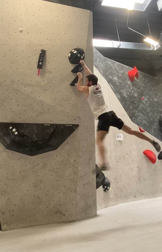 イェルネイ・クルーダーのインスタグラム：「1, 2, boom, 4, 5, boom...who knows this game? 🥃 _________ @sloveniaclimbing @scarpaspa @ocun.climbing @snowmonkey」