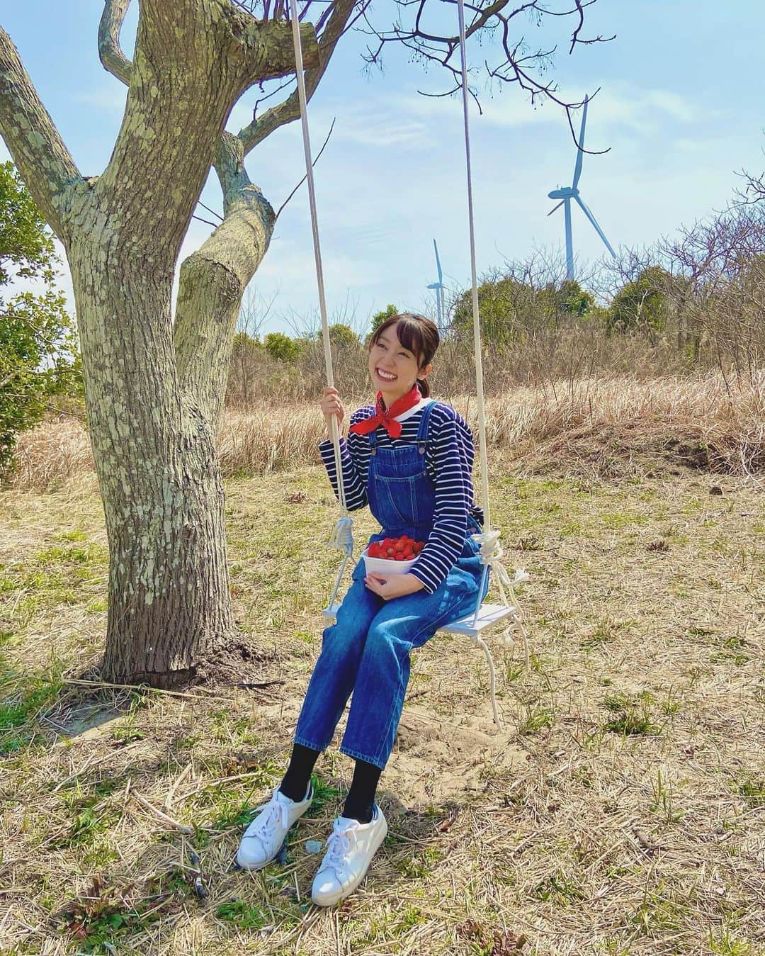 鳥越佳那のインスタグラム：「☀️☀️☀️  穏やかな日差しに 春を感じた日🌸  『ごちそうカントリー』でも  温かい現場に 愛を感じた日🍓 (いつもですが😇)  前回の投稿が冬だったので... 春の投稿もしてみました😄🌸  #ごちそうカントリー #ニューファーマー #ja遠州夢咲  #いちご #春」