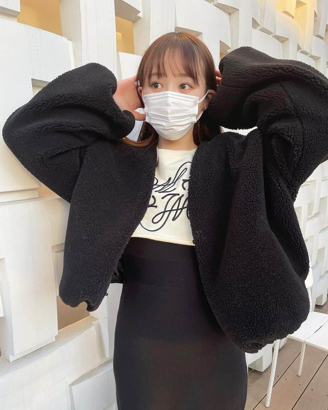 のインスタグラム：「寒い時期のこはるは黒を選びがち✍️ ⁡ ⁡ 暖かくなったら腹出しで着たいトップス #meltthelady」