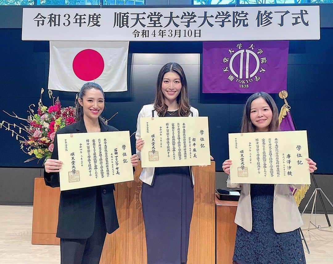櫻井麻美のインスタグラム：「本日、順天堂大学大学院医学研究科博士課程を修了し、医学博士になりました👩‍🎓 ・ 6年間は、予想通りあっという間でした💨その時は大変と思っても、やっぱりやってみると一瞬だ。 ・ 美容と健康を医学の見地から正しく発信したい。その想いだけで本来苦手なことをちょっとずつこなしてきました🧐最後に、先生に「研究者に向いてるんじゃない」と言われた時は嬉しかったです。なれませんが😂 ・ これからは医学の知識を活かして、これまで以上に"本当にいいもの"を作りたいです！ ・ 今日は同級生の2人と祝杯です🥂笑 ・ ・ #卒業式  #大学院  #医学博士になりました #おめでとう  #沙織ちゃんの彼がもたせてくれたお酒がすごい #ワンピース #沙織ちゃんが海賊風になってる」