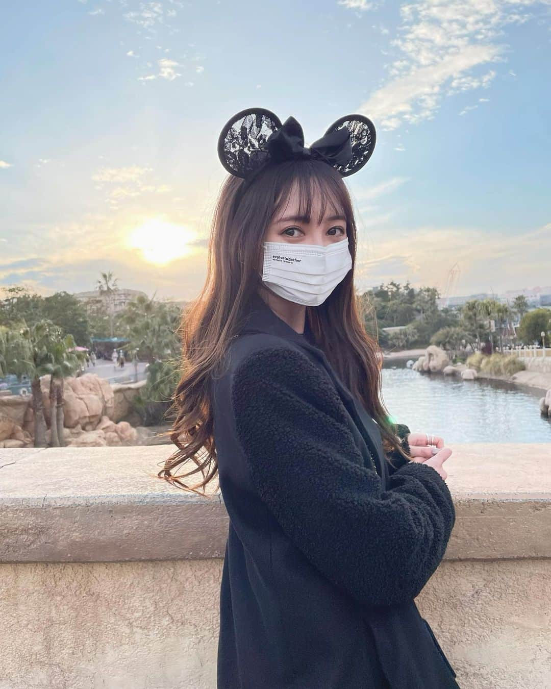 宮内理沙のインスタグラム：「少し前だけどシーに行ってきました👯‍♀️🤍 久しぶりなのもあって楽し過ぎた😚 詩音さんと行ってきました🥰💐 どうしても洋服のレースに合わせたくて季節感ないけどレースの耳持参しました😂✨ . . #文章力 #tds」