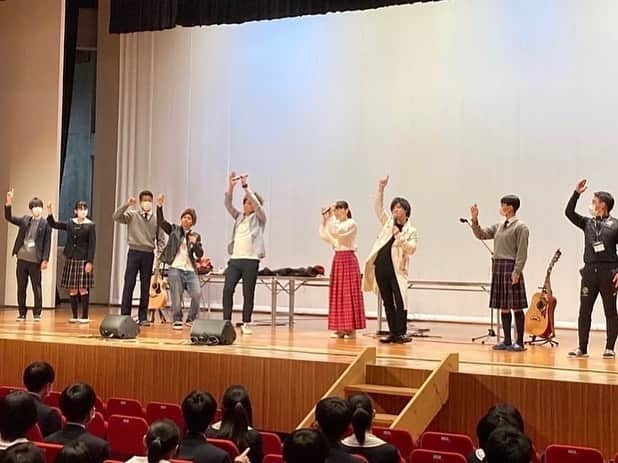 沙羅さんのインスタグラム写真 - (沙羅Instagram)「京都の中学生高校生のみんなー！最高に楽しい時間をありがとう❣️❣️ みんなのピュアな笑顔、まぶしかったー🥳💖 なんだか、、とてつもなく感動しちゃいました🥺🍀 声かけてくれてありがとね！ほんとに嬉しかった🥰  コロナ禍で文化祭やイベントが中止になることは、とても心が痛みます😭友達と楽しく何かに一生懸命取り組む素晴らしい時間なのに、、、。今回は先生たちのサプライズな試みで、生徒のみんなの思い出にと、私たち4人を呼んでいただきました。たくさん笑った顔が見れたこと、ずっと忘れないぞー❣️❣️みんな大好きです。  ⁡ #ホリ さん #ハリウリサ #たむたむ #沙羅 #ものまね #ホリプロコムものまね軍団 #伊波さんありがとうございます！ #やっぱり #京都好きだなぁ。 #大変な時代だけど #学生生活おもいっきり #楽しんでね✌️🍀 #また会おう〜❤️」3月10日 22時46分 - sarapika128