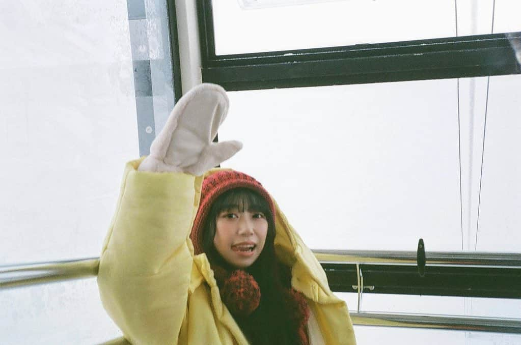 小林愛香のインスタグラム：「🚠 うえい 2nd写真集 わくわくしてきたネ⛄️ オフショみせちゃう。 https://lit.link/aika2nd 1枚目は味わい深いleicaちゃん📷 #film #leica 2枚目は有能iPhoneくん📱🐧」