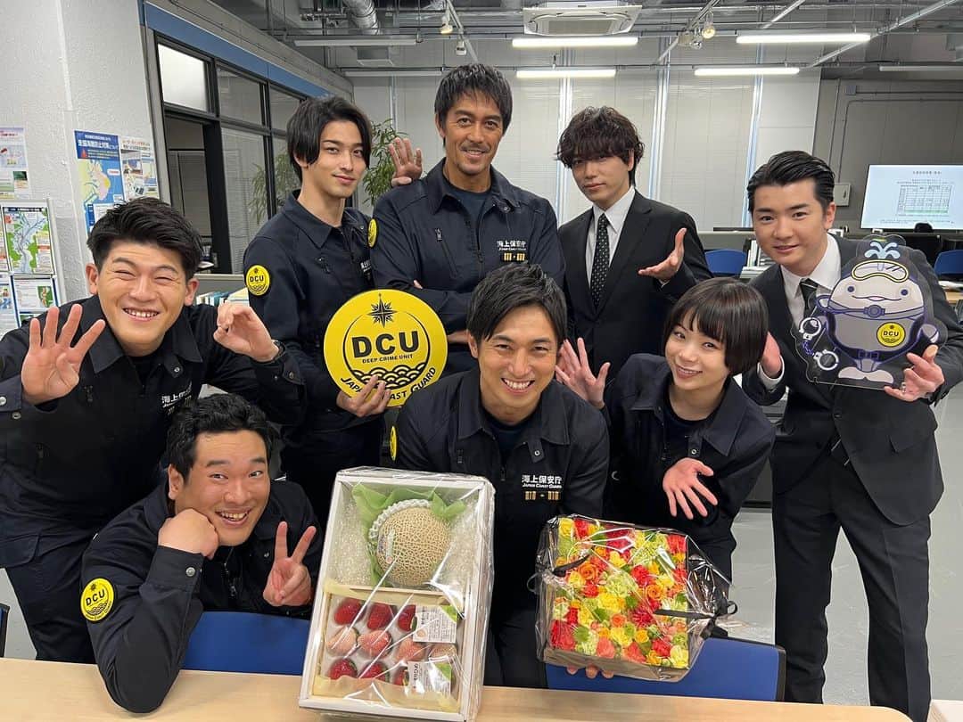 DCUのインスタグラム：「＼✨HAPPY BIRTHDAY 高橋光臣さん🌈／  本日3月10日は我らが副隊長‼️ 高橋光臣さんのお誕生日🎂  DCUメンバー+公安チームで お祝いすることができました😆💭  みんなの頼れるお兄ちゃん的存在な光臣さん‼️光臣さんにとって素敵な一年になりますように✨皆様光臣さんへのメッセージをコメントにお願いします📝🤲🏻  #DCU 第８話 ３月１３日(日)よる9時〜放送🤿  #DCUjapan #TBS #日曜劇場 #阿部寛 #横浜流星 #中村アン #山崎育三郎 #趣里 #高橋光臣 #岡崎体育 #有輝(#土佐兄弟) #佃典彦 #春風亭昇太 #市川実日子 #吉川晃司」