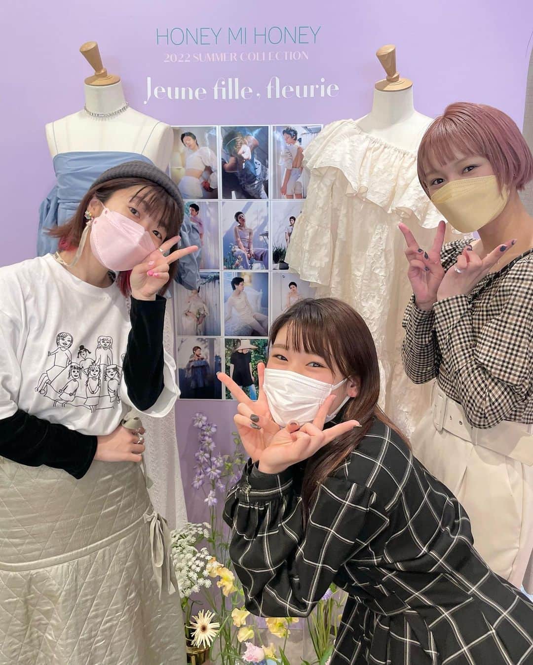 ぱいぱいでか美のインスタグラム：「3/3だったから展示会にも平気でヲタT着てく人 . この前アプガ(仮)のすみれちゃんとせいなちゃんと共に HONEY MI HONEYの展示会行きました〜🍯 今回もちょっとセクシーで可愛い服いっぱいだった☺️ 二人もめちゃ悩みながら服見てて可愛かったです。笑 . #HONEYMIHONEY #アップアップガールズ仮  #工藤菫 ちゃん #小山星流 ちゃん #でか美ちゃん」