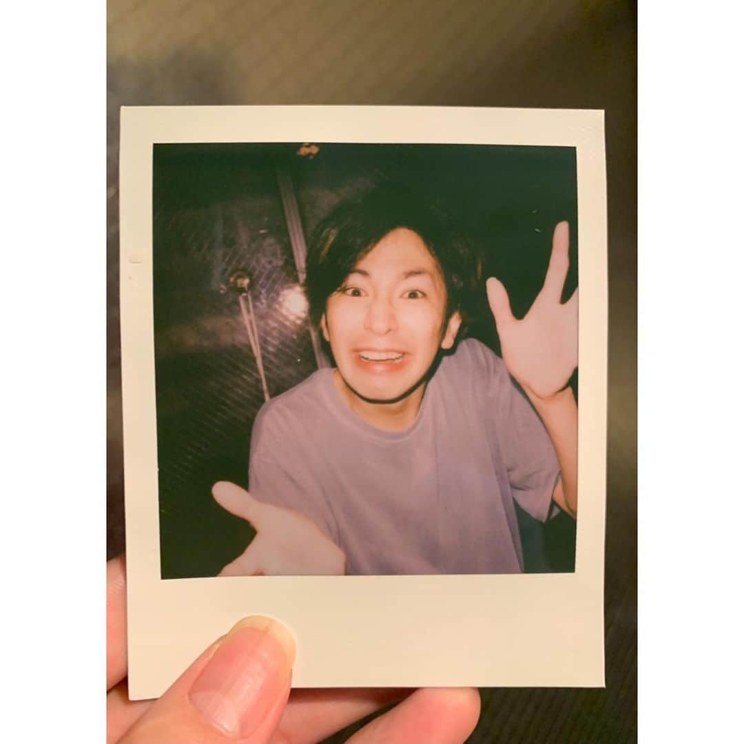 椎木知仁のインスタグラム：「毎日バタバタして楽しいし、少しずつ自己肯定感も上がってきてるように思えます。生き易くなるのも気の持ちようで、自信ある風にしてたら湧いてくる自信もあるし、さらに新たな自信を見つけたりできるんですね。「大丈夫だよ！」よりは「わかるよ。」ってタイプなの自分の不安にも人の悩み事に懐かれやすいです。でも不安猫と悩み犬が顔を舐めてるを書くのが好きなんだけど…しかもバッドエンドで書くのが一番好き…褒めてあげたり、認めてあげることを、人にできるのも素晴らしいけど、忘れず自分にもしてあげてほしいでさ。勘違いするなら良い方にしたいし、なんでも思い込みで、引き寄せ、みたいな言葉あるけど本当は、思い込んで接近、なんだと思ってて、練習したり、走ったりしてると「なんか今俺、いけてそうだぜ…」てな気がしてくるし、うすらうすらと春が近づいてきてて、あったかいと嬉しいです。ここ最近ずっと３食きっちりお米と蕎麦食べててすごい健康児ボディを作り上げて、太ってるって思わない！っていうモードですよ。なんか、最後は血流と腸の環境で、機嫌とかやる気とか全部それなんですよね僕は…何も考えないでどばーっと書いてるんですけど、見ましたか？My Hair is Bad新譜解禁、新MV解禁、三週連続ライブ映像プレミア公開。どうでした？人ってちょっと電気が流れてるっていうじゃないですか、身体に。脳から電気で信号を送って手が動いたりどうたら…みたいな。満員電車とかいや満員じゃなくてもいいんですけど本当に知らない人と会話なしで近づく時めっちゃ感じません？「お、お互いのオーラがちょっと当たってる…混ざってる…」みたいな。友達同士でも感じる。だから握手とかキーだと思います。一瞬ちゃんとお互いが混ざるっていう…確かめあえるっていう…それで明後日からアリーナなんですけど、それぞれみんな誰も同じじゃない人たちが集まって僕らのバンドを観てくれて…会場で混ざると思うんです。気が。勿論僕らも一つにして飛ばすし、音が出てなくても飛ぶし、音が出てたら尚更飛ぶんですけど。魅せてる人と観てる人じゃなくて、常に全員が何かを出してる状況になると思うんです。360°ステージだと余計に真ん中はあっても正面はないから、お客さん同士でもあそこで繋がっちゃうと思ってて…それが、凄い、楽しみです！」