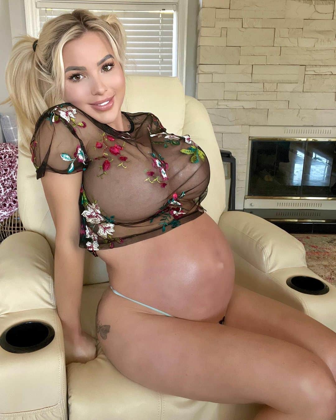 Jessica Weaverさんのインスタグラム写真 - (Jessica WeaverInstagram)「Rate this top 1-1000?   Send me a dm, ask any questions! I’ll be replying to a lot today 😁   #pregnancy baby boy is almost here 😁 @jessmamacakes for my motherhood journey!」3月11日 0時00分 - jessicakes33