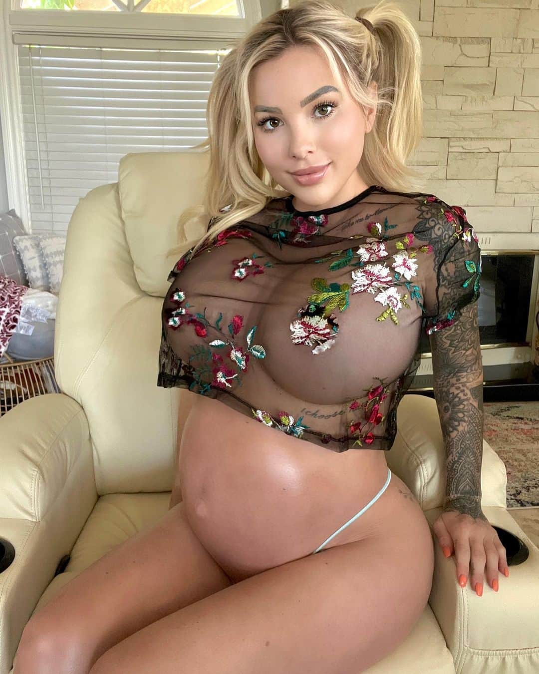 Jessica Weaverさんのインスタグラム写真 - (Jessica WeaverInstagram)「Rate my Pj pants-  1-100!? 😆 TAP photo for all my pages (and only ones) ❤️ give them a  follow, Id appreciate it…. Hugs!」3月20日 23時38分 - jessicakes33