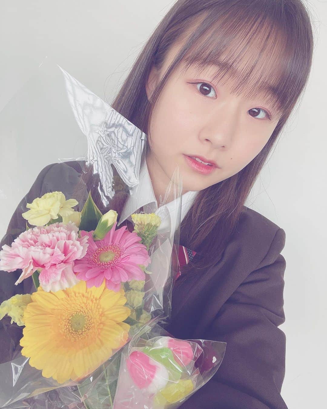 新倉愛海のインスタグラム：「インスタさんにも🐱 ⁡ 無事、高校卒業しました🐱🌸 ⁡ ⁡ ⁡ #アプガ2 #アイドル #idol #LJK」