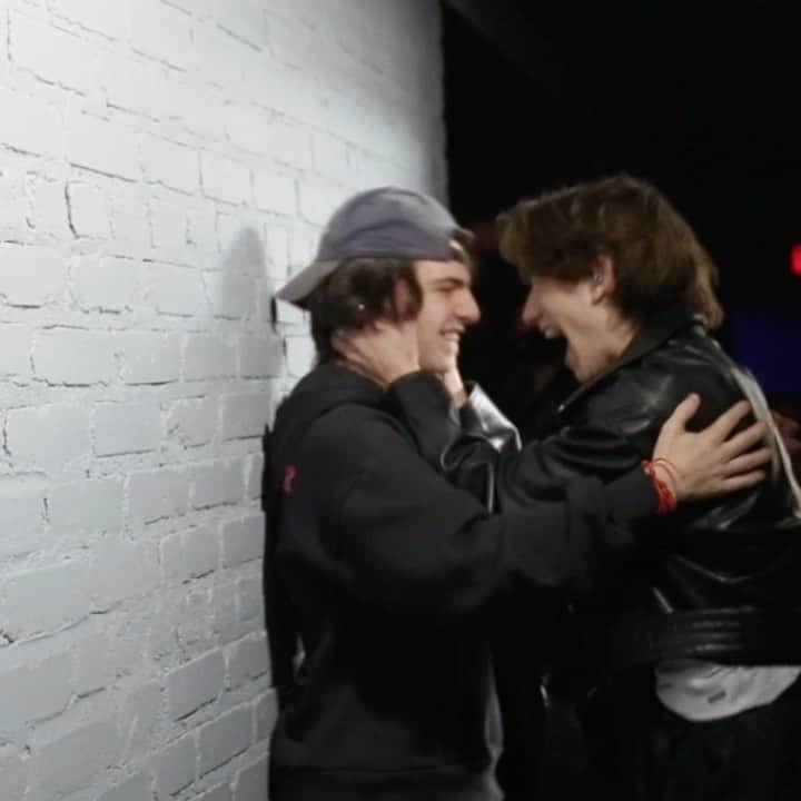 ジョニー・オーランドのインスタグラム：「BEST NIGHT OF MY LIFE. can’t wait to do it all over again next month in d.c, nyc, boston, montreal, chicago & detroit ! tickets on sale now🦋 johnnyorlandomusic.com」