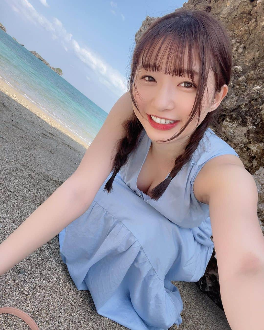 我妻ゆりかさんのインスタグラム写真 - (我妻ゆりかInstagram)「沖縄1ヶ月生活10日目でした💙🏝  浜比嘉島に行ってきました✨  海中道路をわたるとあるのだけど、(海の上を渡る橋みたいなながーい道路)  古くから「神様が住む島」として大切に守られてきた場所なんだって！  聖域と呼ばれている場所が本当に多かった、、！✨  私が行った砂浜はムルク浜ビーチ🏝  気づいたら海にずーーーっと居てて、1時間以上たってました笑笑  いつもお世話になってる🚕の運転手さんがくるまで、ずーっと時間を忘れてぼーっとしていたので助かりました！w😂  海だけの観光になっちゃうところだった…汗  私がタクシーに乗るまで近くを散歩していてたらしくて、これはその時に撮ってくれた写真！笑笑  誰もいなくてすごーく居心地がよかったです…֊ ̫ ֊  とてもオススメなので今度浜比嘉島に行く機会があったら是非候補にいれてみてね〜！  個人的に浜比嘉島は、太陽が後ろ側にあるので、まぶしい〜！とならずに海を見ることが出来たのがすごくよかった！🥰♡  一気にお気に入りのビーチになりました！うれし！🌺  #沖縄 #沖縄旅行 #ビーチ #海 #南国  #少女 #三つ編み #リゾート #浜比嘉島  #ムルク浜ビーチ  #沖縄移住生活」3月11日 1時22分 - wagatsuma_yurika