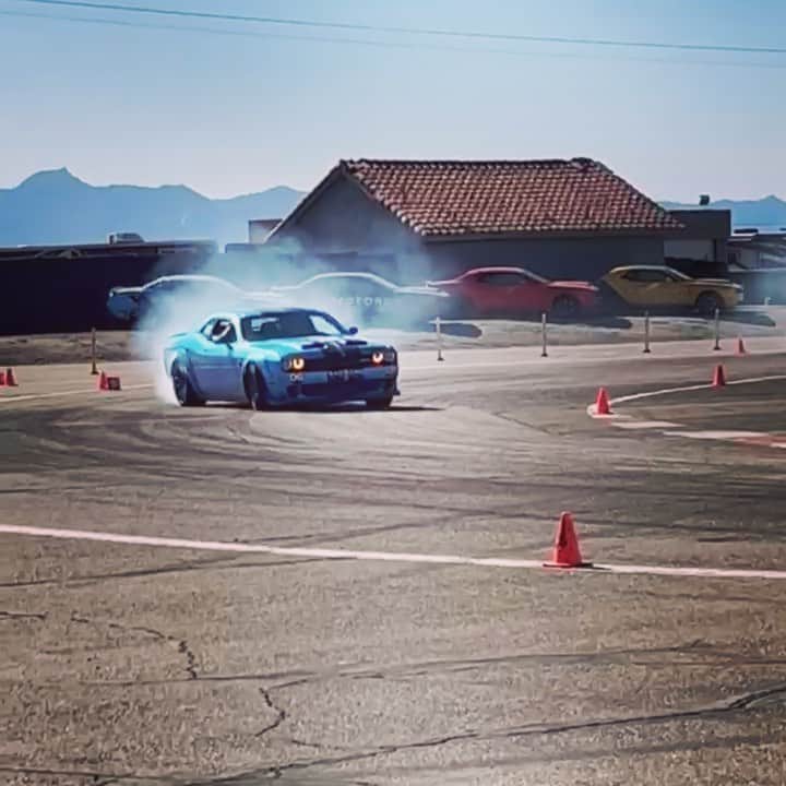 ジェンソン・バトンのインスタグラム：「Learning new skills or just having fun at @radfordracingschool?! 🤷🏼‍♂️🤣」