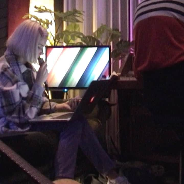 ニーナ・ネスビットのインスタグラム：「so I recently found this footage on my family’s old VHS camera from the writing session for When You Lose Someone. I thought it was kinda cool watching the writing process back and how there’s so many different pathways a song can go down. Writing songs kinda feels like tryna find a needle in a haystack for me, you have to keep searching and searching until finally - it’s there. In all honesty I only love around 10% of the songs I write but this is one of them. It wrote itself very organically and I loved writing it with the amazing @fannyhultman & @simonhassle :) if you wanna see the unfiltered, raw - and at times kinda ugly - songwriting process you can watch the whole thing from the link in my bio now!」