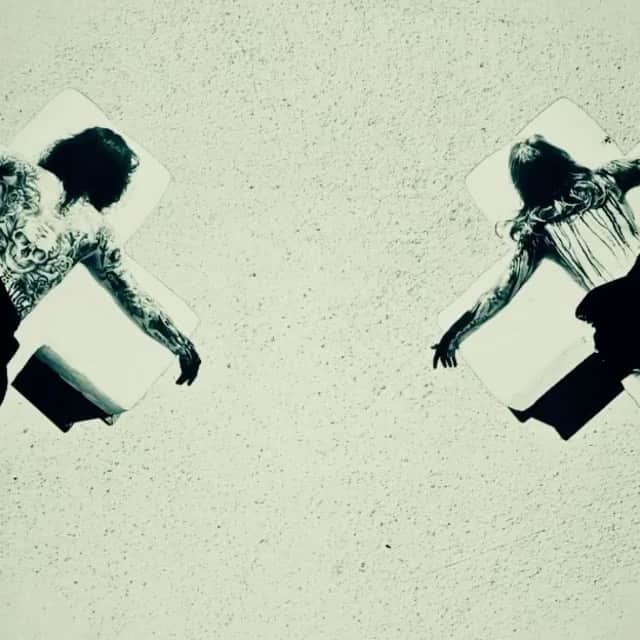 デイヴ・ナヴァロのインスタグラム：「Repost from @lgnd.art • In many moments of our lives, things can feel all-consuming and grip us on a deep level electrically. But as we zoom out and we gain a view of the grand picture we may just realize that something mysterious and beautiful is translating through us…we may see something that makes us smile.⁠ ⁠@dueldiagnosis @davenavarro @unfukyourself @wcc.art⁠ ⁠ This piece is in collaboration with @liamlynch111  ⁠ Duel Diagnosis: The Nervous System Series #nft drops March 12th!! ⁠」