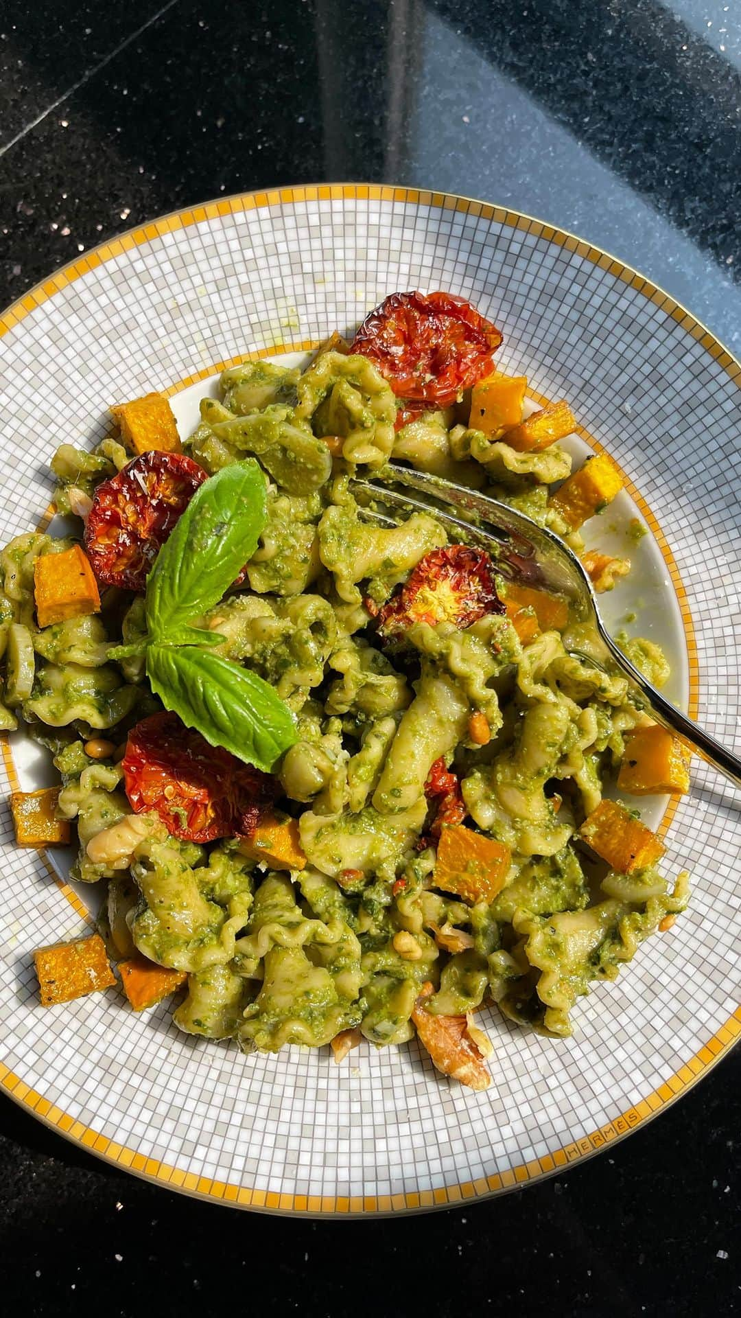 Amata Chittaseneeのインスタグラム：「Seed to Table #pearypieskygarden  Homegrown Pumpkin Fresh Pasta in Italian Basil Pesto Sauce with Sun Dried Tomatoes and Roasted pumpkin 🍷🍝 จากเมล็ดพันธ์ุ ส่งการลงมือปลูก ดูแล เก็บเกี่ยวผลผลิต ฝึกทำอาหารและกินอย่างสุขภาพดี ❤️ เมนู พาสต้าฟักทองเส้นสดในซอสเพสโต้ใส่มะเขือเทศซันดรายและฟักทองอบ โรยด้วยพริกปีศาจ  Enjoy ค่ะ 😘  Video ยาวหน่อย ขออนุญาตแบ่งเป็น 3 stepค่ะ -ทำเส้นสดจากฟักทอง หวาน มัน นุ่มลิ้น fluffy สุดๆ -อบมะเขือเทศ ใส่น้ำมันมะกอก แปรรูปเป็น Sun dried tomatoes เก็บไว้กินได้นาน รสชาติเข้มข้นอมเปรี้ยว -โหระพาอิตาเลียนตัดมาทำ #Pesto หอมสุดๆ ทำกระปุกใหญ่เลย ไว้ทาหน้าขนมปังหรือใส่ในเมนูอื่นๆได้อีก ถ้าใครสนใจสูตร รายละเอียดการทำแต่ละขั้นตอนแบบชัดๆ ไว้จะมาลงใน post อันต่อไปให้ค่าาา  #pearypiegoesgreen #freshpasta #bangkokrooftopfarming #sundriedtomatoes #pestosauce #pasta #growyourownfood #urbanfarming #italianbasil #ghostpepper #pumpkin #tomato」