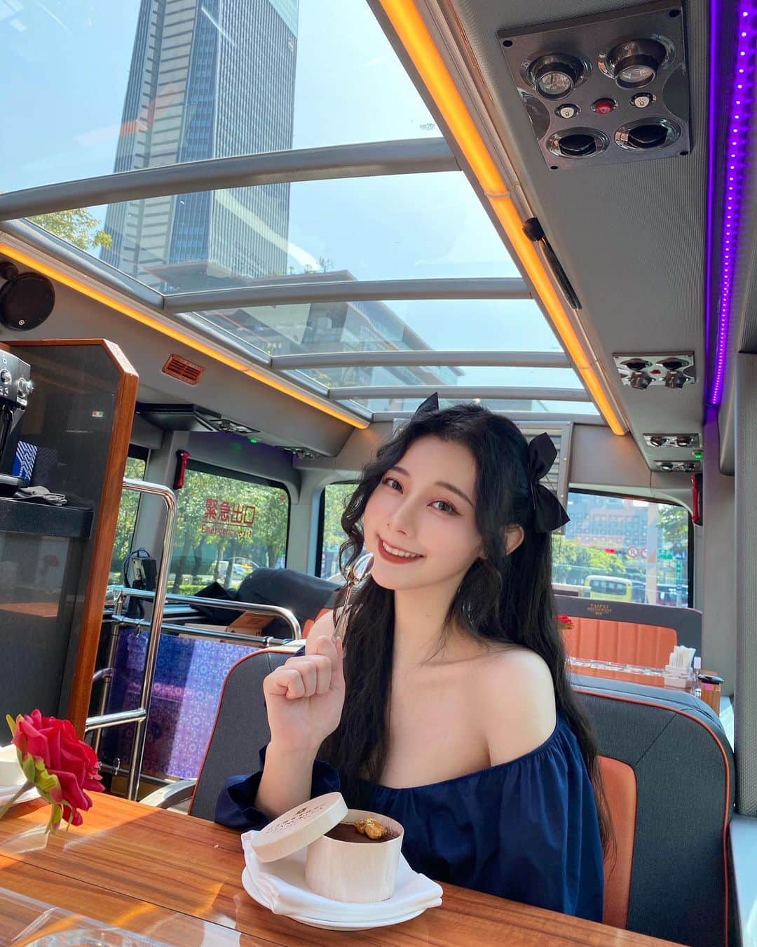 張香香のインスタグラム：「雙層餐車初體驗🍽 在全景玻璃的車頂下 享用與知名飯店合作的獨家餐點 彷彿有種置身國外旅遊的感覺😳  本季的餐點是與 @shangrilataipei 及 @hympancake 合作的限定餐點 也能加點 @watcocktail 的調酒小酌一杯🍸 車上有專人服務 搭配熱鬧街景 很適合姐妹下午茶或是情侶約會💕  2人同行&4人同行都有各別優惠 3/15-5/19每週二&週四還有4人同行2人免費的活動 預訂及瞭解更多詳情 👉🏻 https://reurl.cc/yQGZgO 或致電📞(02)8791-6557  #台北市雙層餐車 #Taipei_Restaurant_Bus #台北遠東香格里拉」