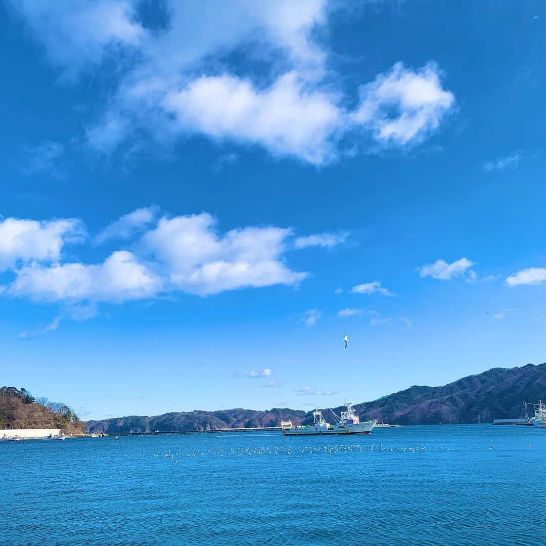 のインスタグラム：「⁡ 東日本大震災から今日で11年。 ⁡ あの日のことは 今でも忘れることはありません。 ⁡ 東京で強い揺れを感じながら、嫌な予感がして岩手にいる家族が気になり震える手で電話をかけたこと。 ⁡ テレビから流れてくる映像は、思い出の場所が変わり果てた姿だったこと。 ⁡ 今でも鮮明に覚えています。 ⁡ それから自分に何が出来るのかずっとずっと考えて、とにかく必死に東北へ向かったあの日。 ⁡ そこで出会った人たちの笑顔や涙。 11年経った今でも忘れません。 ⁡ 先月行った大船渡。 穏やかでキラキラした海。 ⁡ そして1月に行った宮古。 青い空、青い海が綺麗でした。 ⁡ 静かな朝陽。 ⁡ ⁡ 自分に何が出来るかわからないけれど、このお仕事を続けていてるのは、生まれ育った大好きな岩手や東北を沢山の方に知ってもらいたいから。 ⁡ 一人一人出来る事はそれぞれですが、落ち着いたら東北へ足を運んで、美味しいご飯を食べて、綺麗な景色をみて、自然を感じてもらえたら嬉しいです。 ⁡ そして、みんなが笑顔になることも復興への近道だと私は思います。 ⁡ ⁡ 今日3月11日にYahooで『3.11』と検索すると東北に10円寄付されます。 ⁡ https://www.search311.jp ⁡ 改めて自分達に出来ることを。 今日3月11日は大切な人を想う日に。 ⁡ 東日本大震災で被災されたみなさまに心からお見舞い申し上げます。 ⁡ そしてさらなる復興をお祈り申し上げます。 ⁡ 2022.3.11  小松彩夏」
