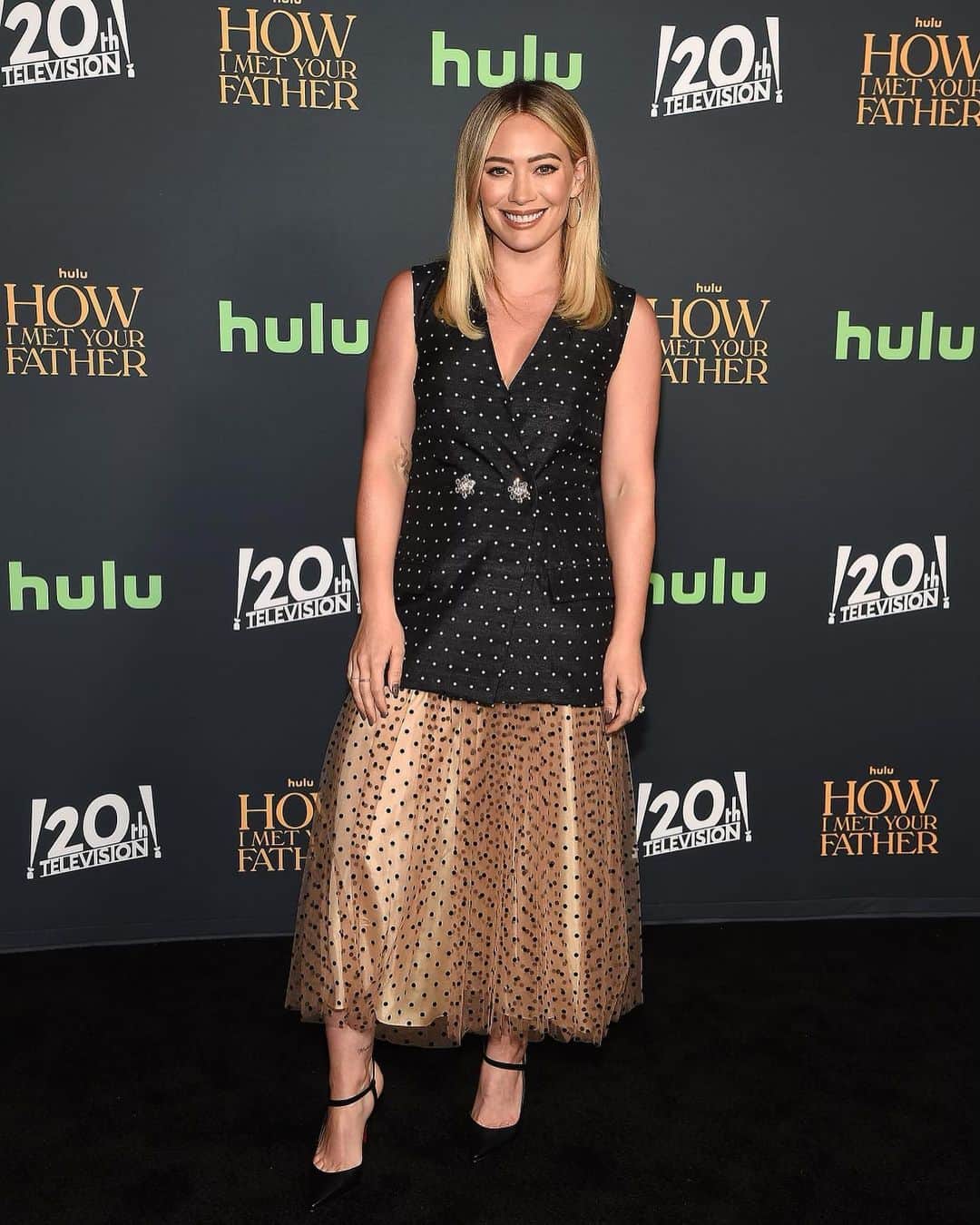 ヒラリー・ダフのインスタグラム：「An evening with @himyfonhulu family ♥️ give me alllll the nights with  @kimcattrall 👯‍♀️ @surajsharmagram on the screen😂 we missed you! Lovely to meet everyone that came to watch our season finale! #fyc」