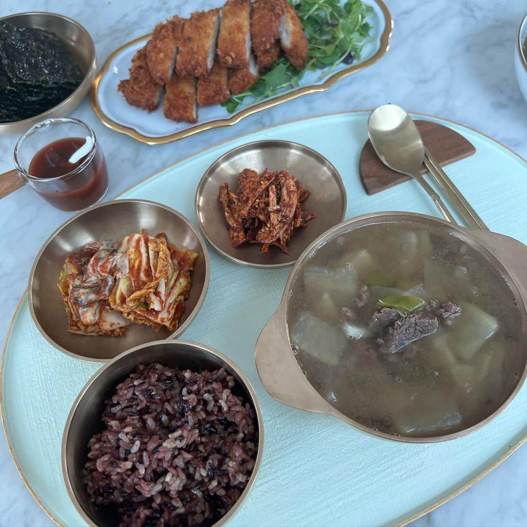 チャ・イェリョンのインスタグラム：「소고기 무국 한상 🍚 무조건 한식…촬영 잘 하고 오세요  아침 꼭 챙겨 드시구, 행복한 금요일 보내세요🍀🤍  집밥이 보약  #차집밥」